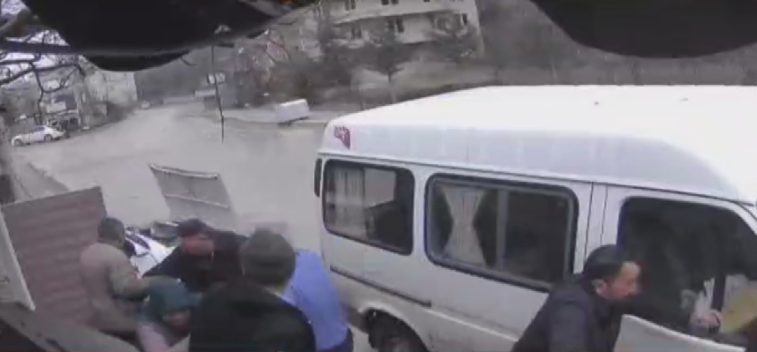 Kastamonu'da Kontrolden Çıkan Otomobil Kalabalığın Arasına Daldı O Anlar Kamerada! 44