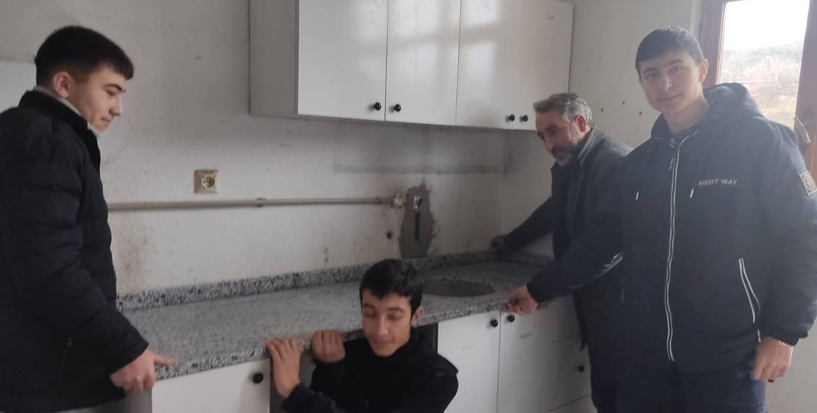 Kastamonu'da Öğrenciler Ihtiyaç Sahibi Ailenin Mutfağını Yeniledi 12