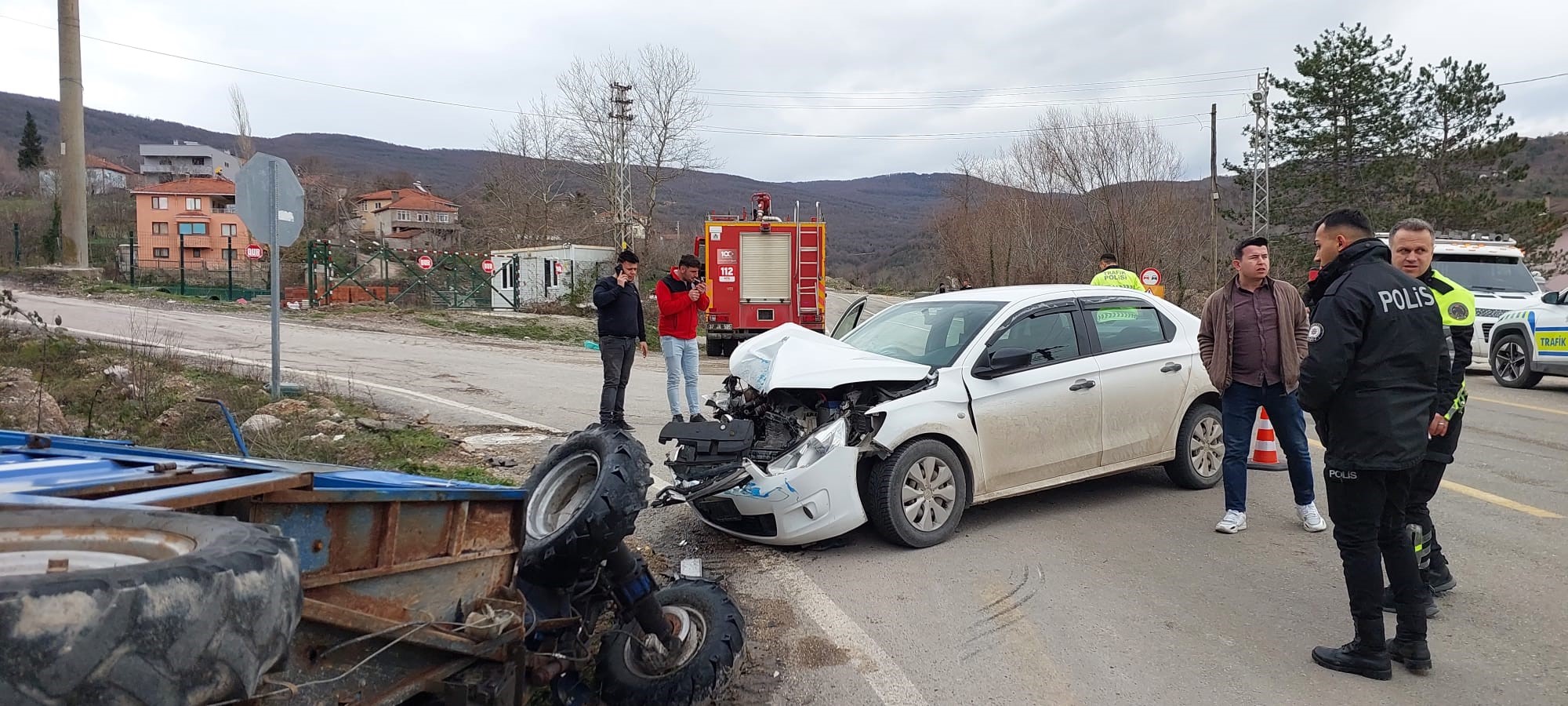 Kastamonu'da Otomobil Ile Pat Pat Çarpıştı Feci Kazada 3 Kişi Yaralandı (Detaylar) 12