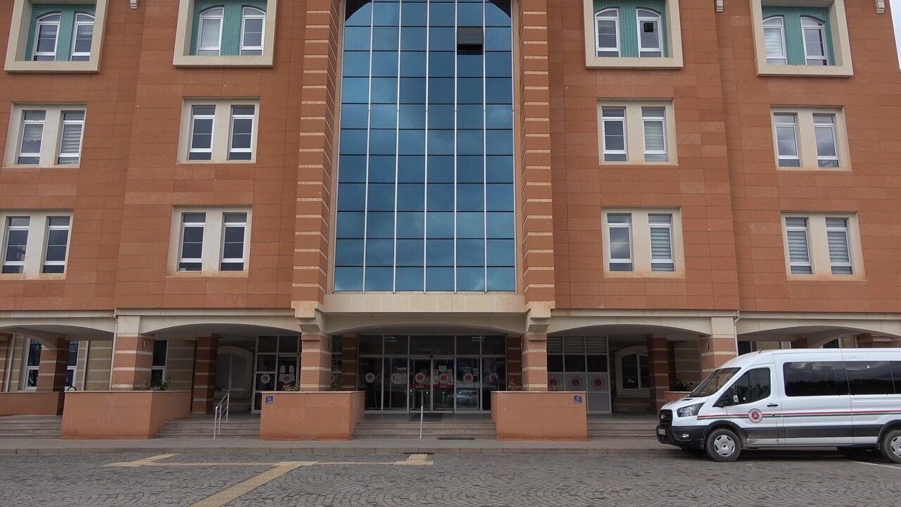 Kastamonu’da Tarlada Çıkan Kavgada Bir Kişi Öldü, Tutuklu Sanık Kendini “Korunma Amaçlı Bıçak Salladım” Diyerek Savundu. Dava Kastamonu Ağır Ceza Mahkemesi’nde Sürüyor.