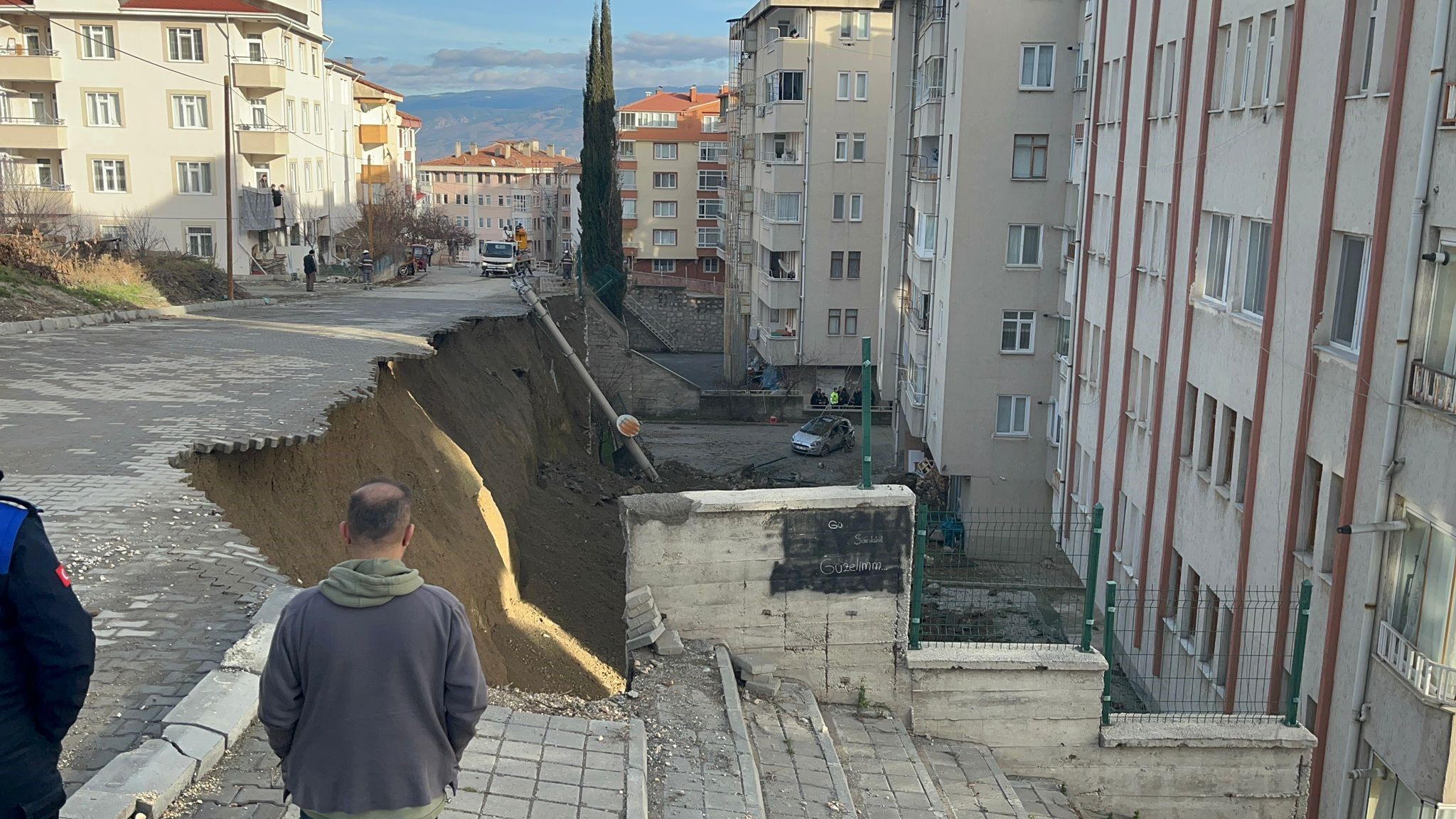 Kastamonu’nun Tosya Ilçesinde Istinat Duvarının Çökmesi Sonucu Park Halindeki 7 Araçta Maddi Hasar Oluştu. Olayda Can Kaybı Ya Da Yaralanan Olmadı, Ekipler Bölgede Inceleme Başlattı.