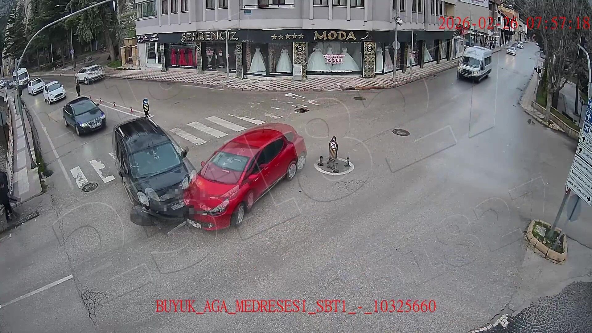 Kaza Anı Kamerada Otomobil Nehre Uçtu!1