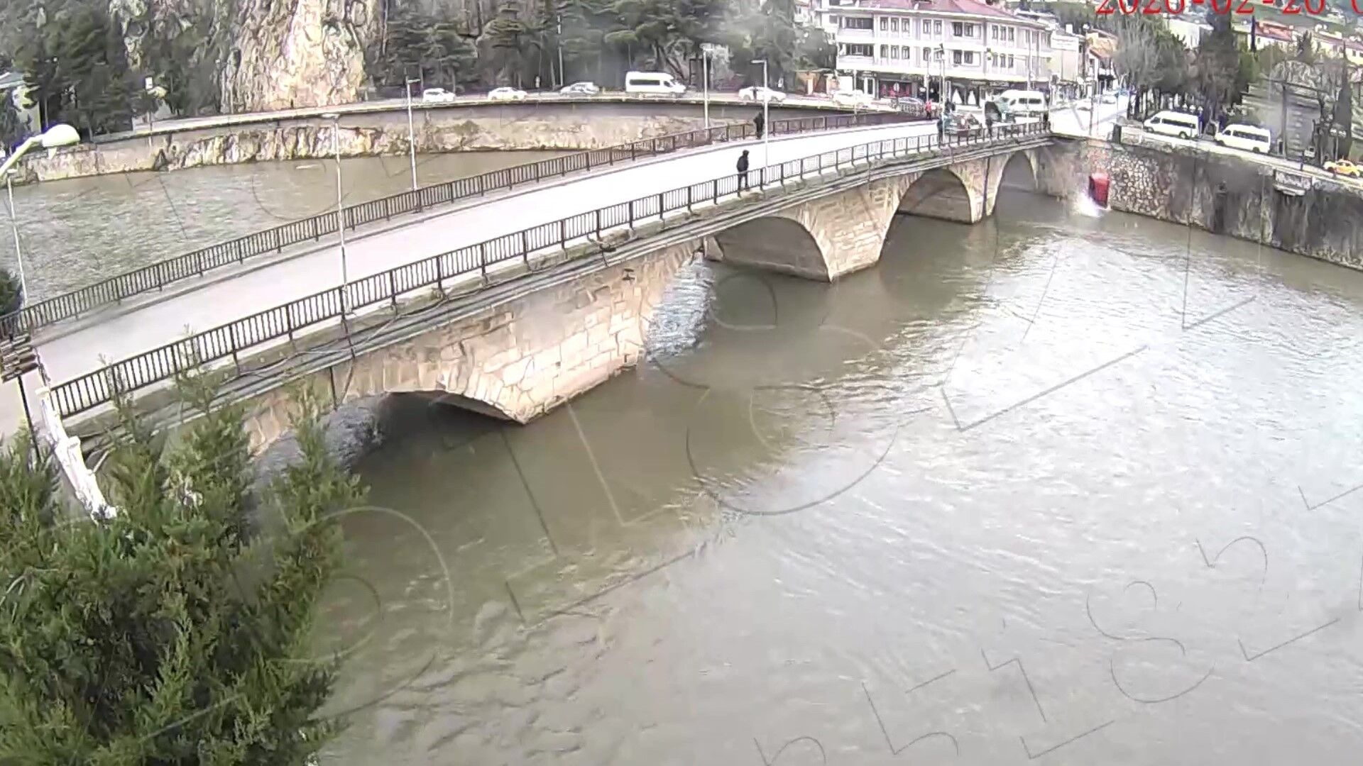 Kaza Anı Kamerada Otomobil Nehre Uçtu!E