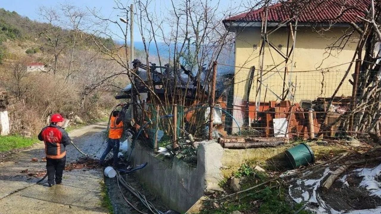 Komşu Ilde Köy Evinin Deposu Alev Aldı! (2)