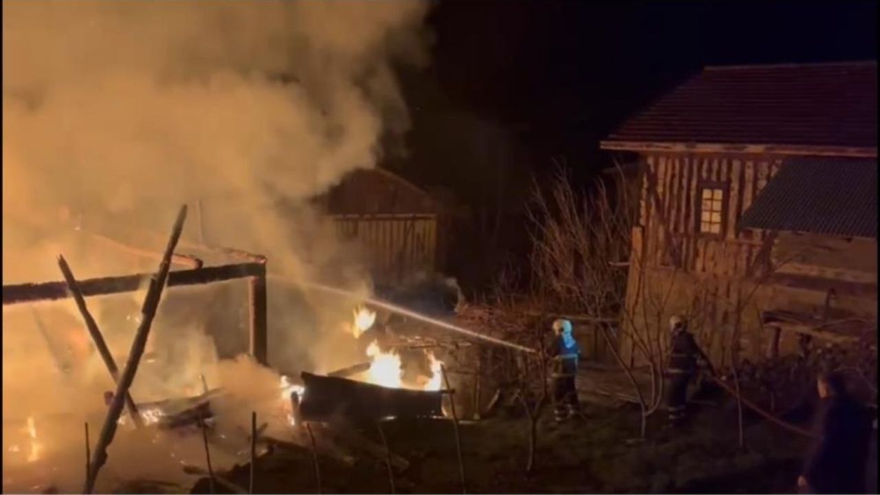 Komşuda Iki Katlı Yapı Kül Oldu (1)-1