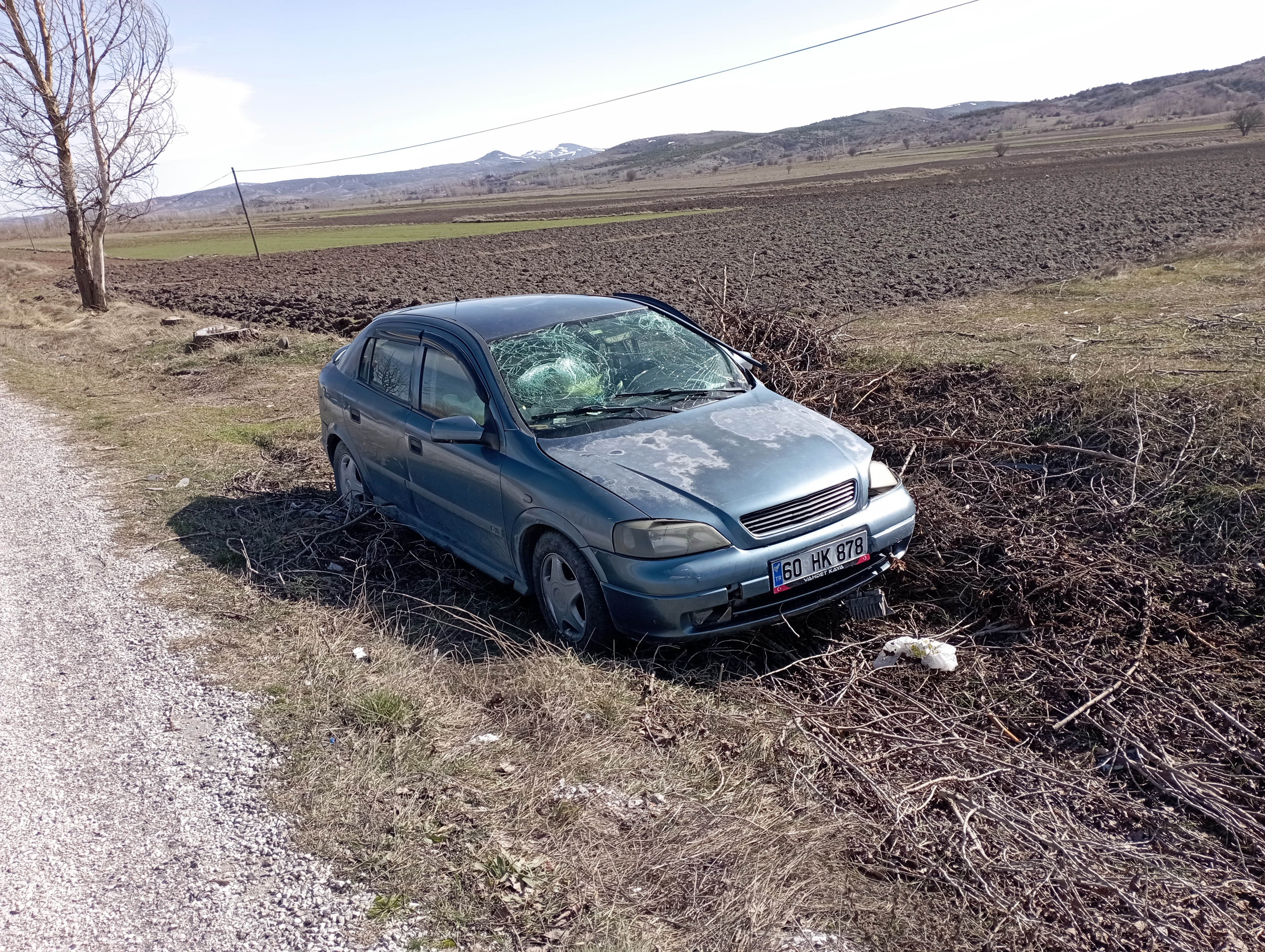 Kontrolden Çıkan Otomobil Tarlaya Uçtu 1 Yaralı!