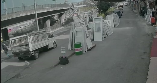 Köpekten Kaçan Kıza Sarı Otobüs Çarptı!2