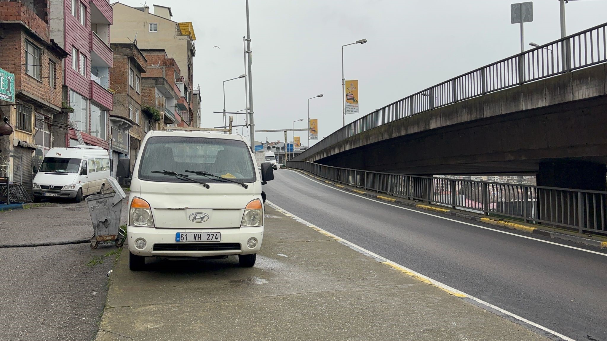 Köpekten Kaçan Kıza Sarı Otobüs Çarptı!3