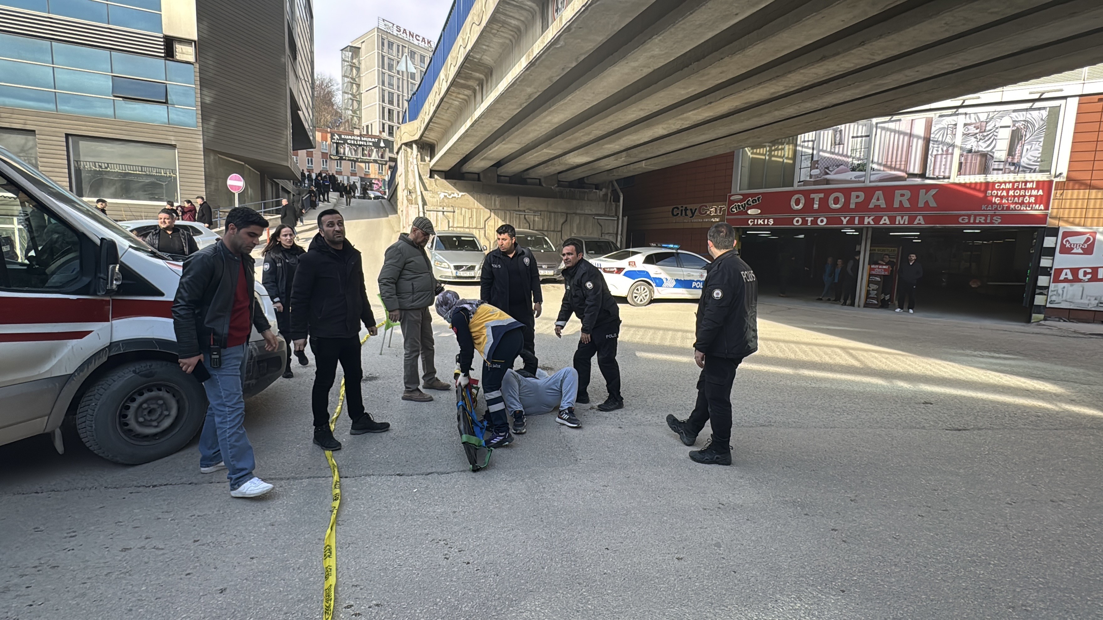 Köprüde Can Pazarı Atlamak Isteyen Şahıs Tutunamayınca Yere Çakıldı! 16