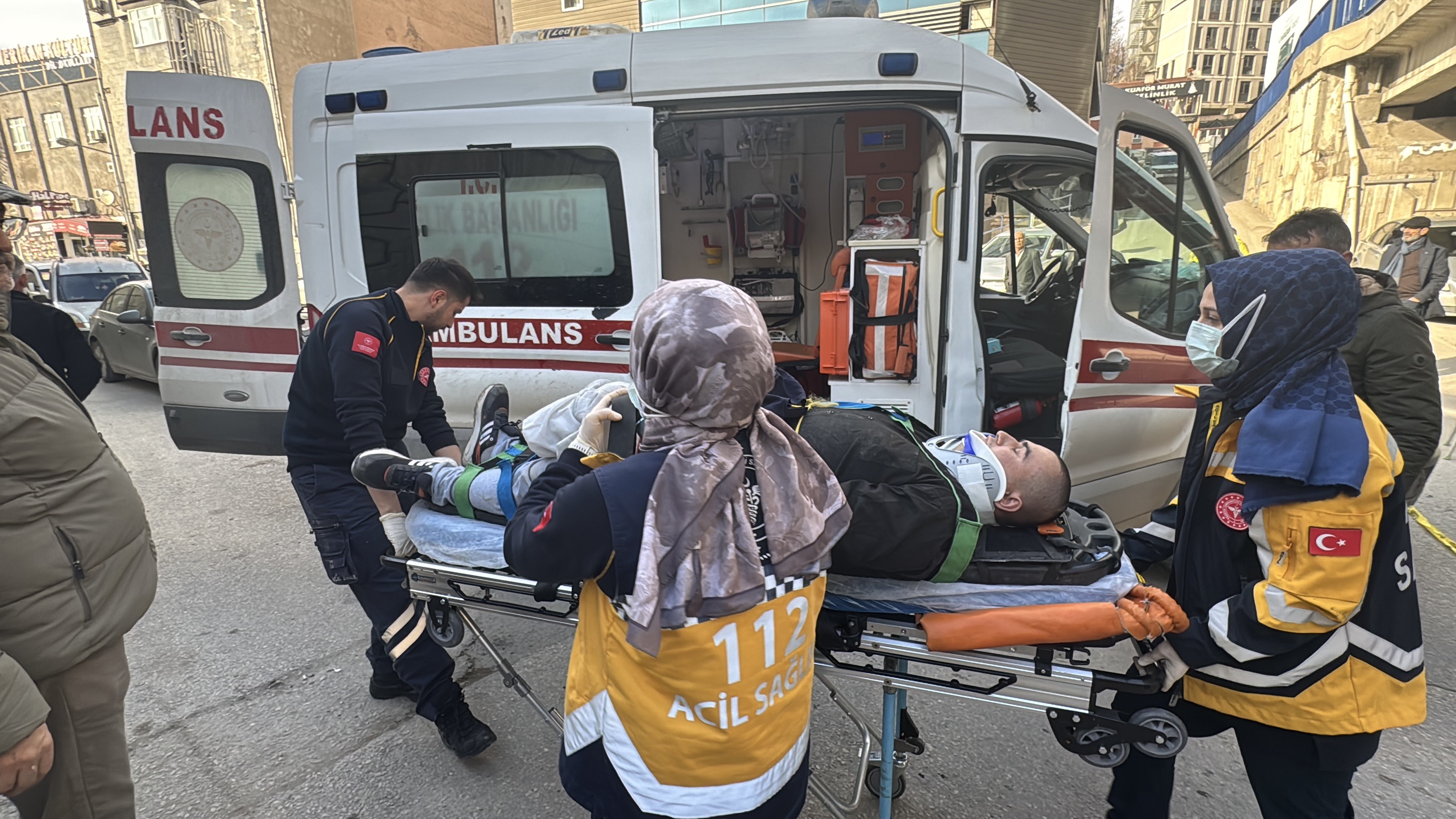 Köprüde Can Pazarı Atlamak Isteyen Şahıs Tutunamayınca Yere Çakıldı! 22