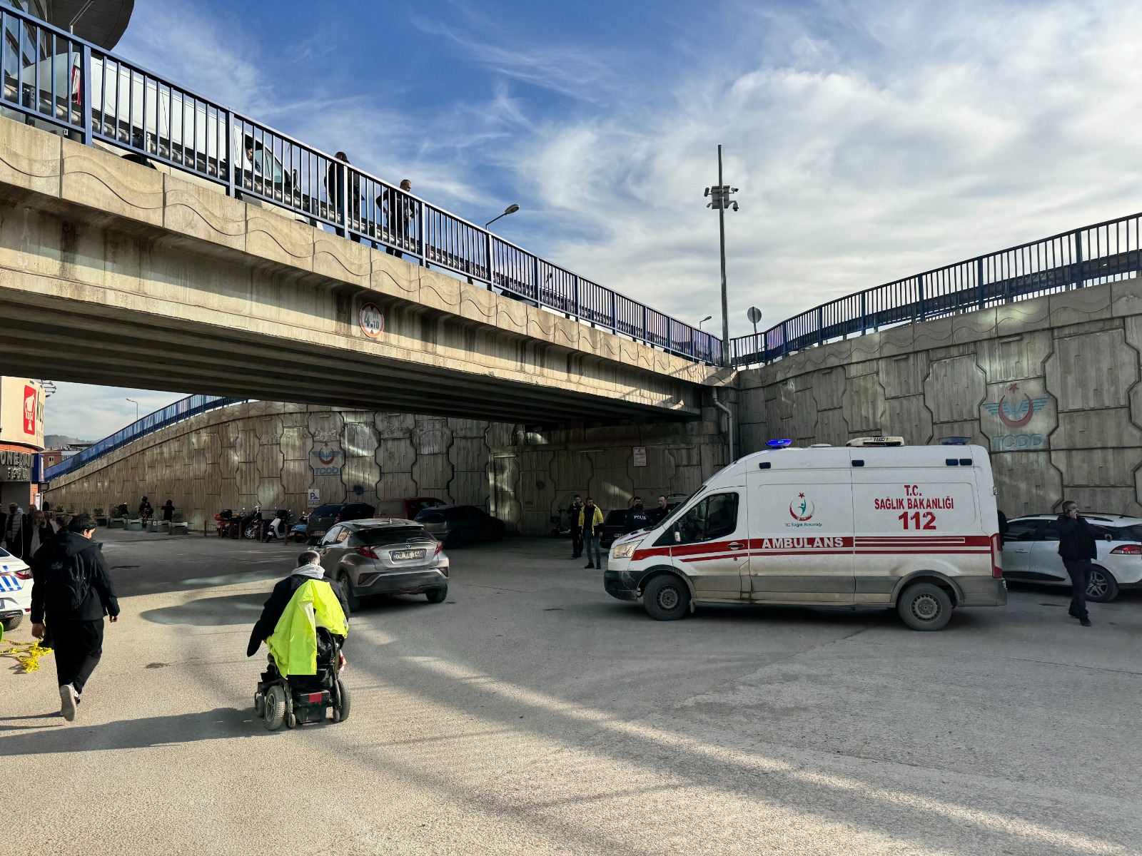 Köprüde Can Pazarı Atlamak Isteyen Şahıs Tutunamayınca Yere Çakıldı! 8888888888888888888888888888888888888888888888888888888888