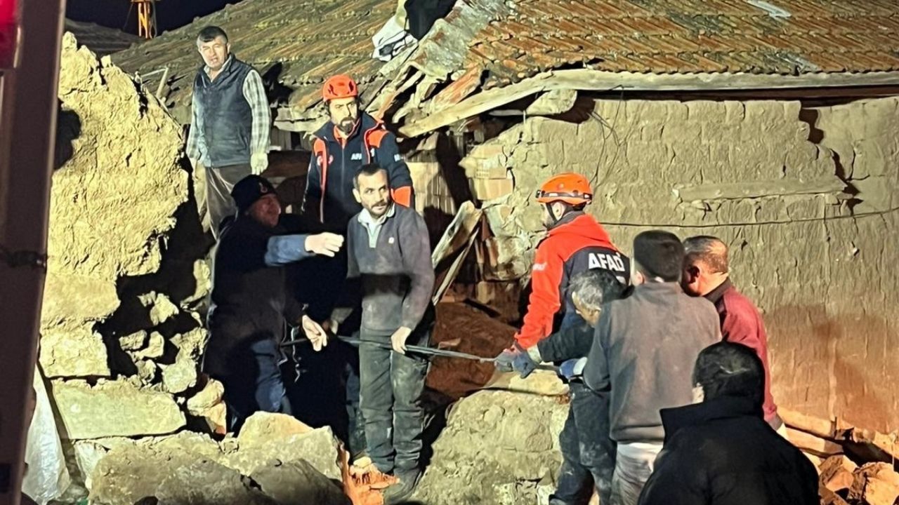 Köyde Korku Dolu Gece Ahır Göçtü, Ekipler Seferber Oldu (2)