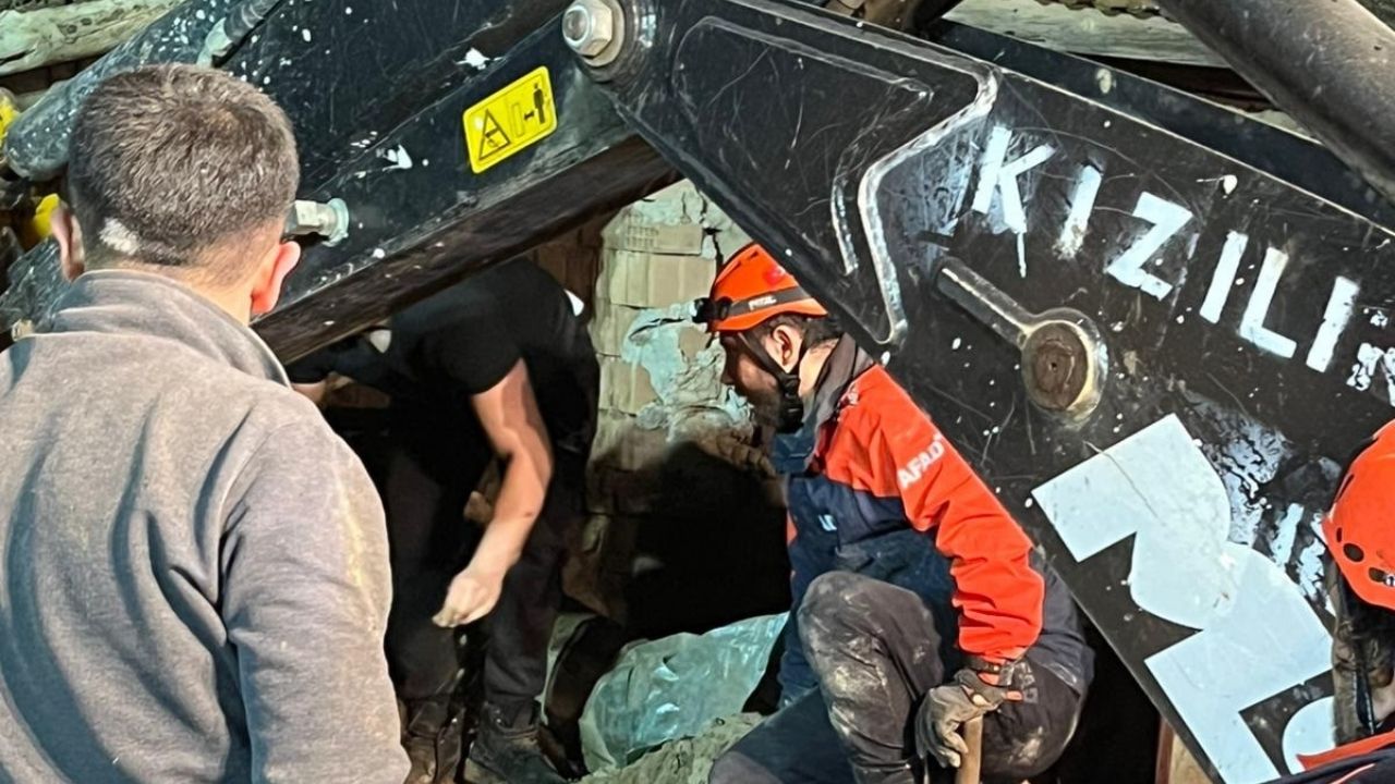 Köyde Korku Dolu Gece Ahır Göçtü, Ekipler Seferber Oldu (3)