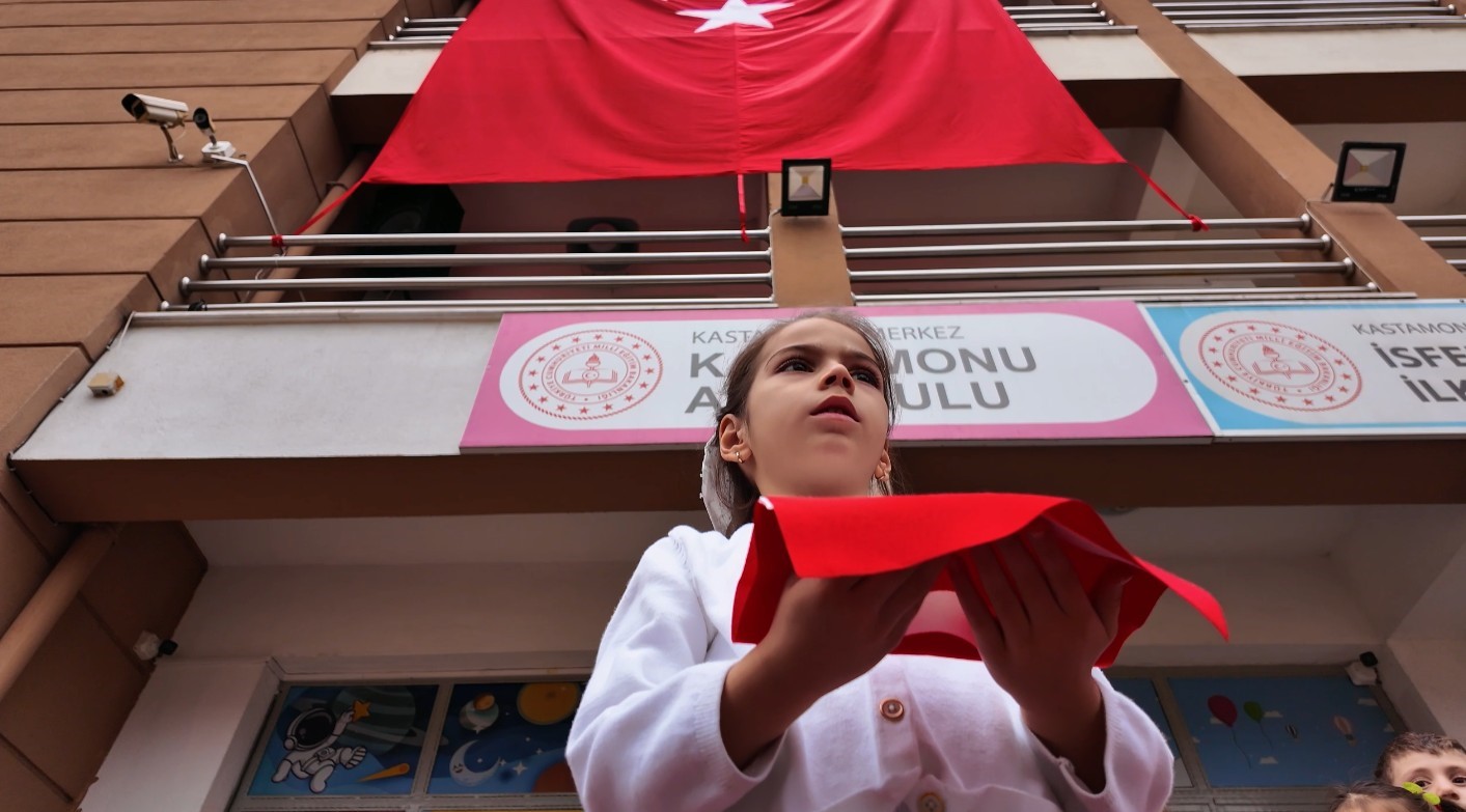 Minik Kahramanlar Kastamonu Çarşısında Bayrak Coşkusu Yaşattı3