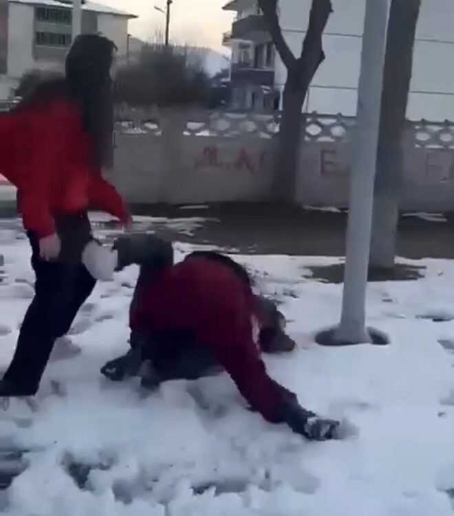 Ortaokul Öğrencileri Parkta Darp Edildi!11