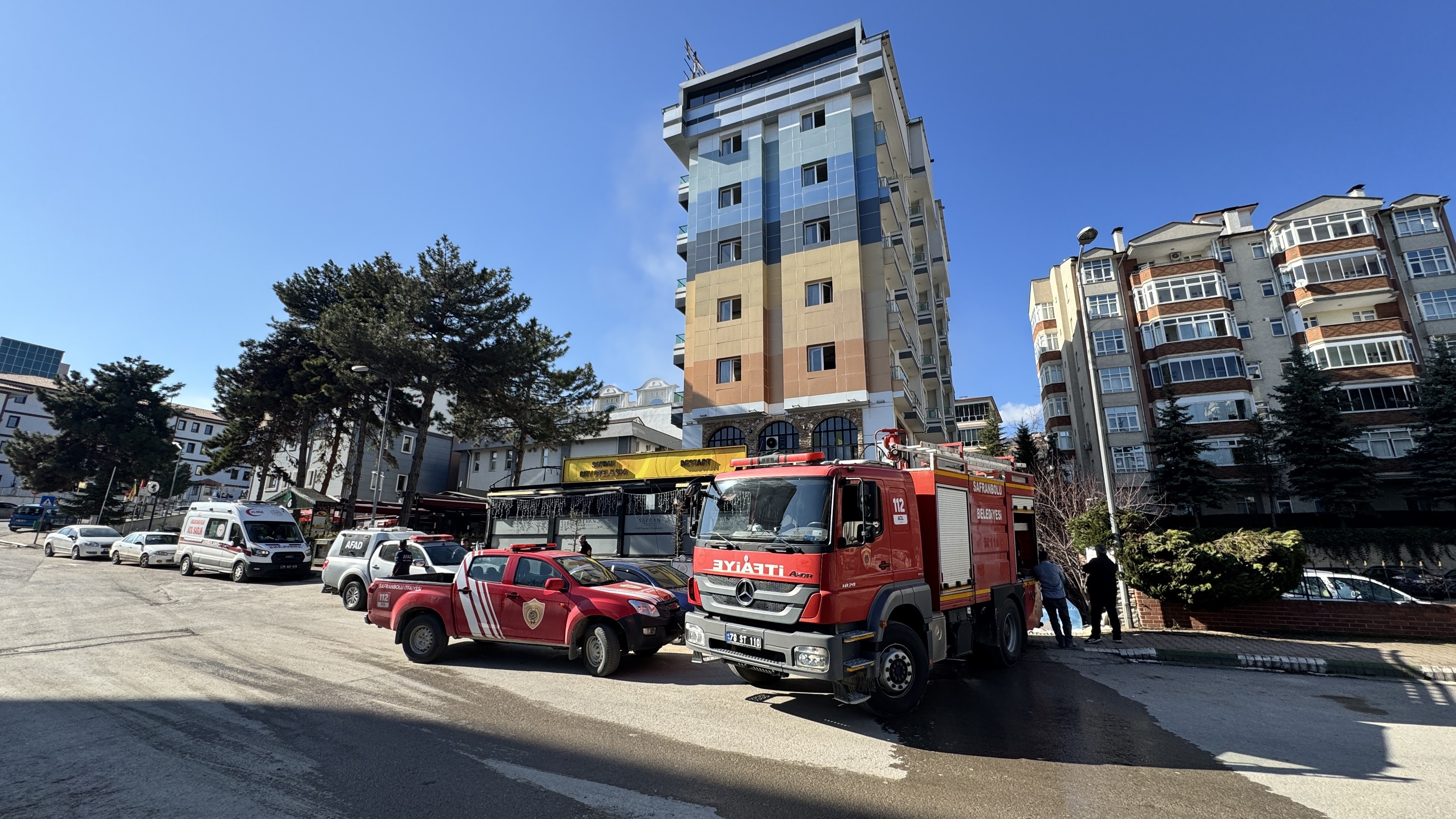 Otelde Yangın Çıktı! 8 Kişi Kurtarıldı 1 Kişi Hastaneye Kaldırıldı! 100