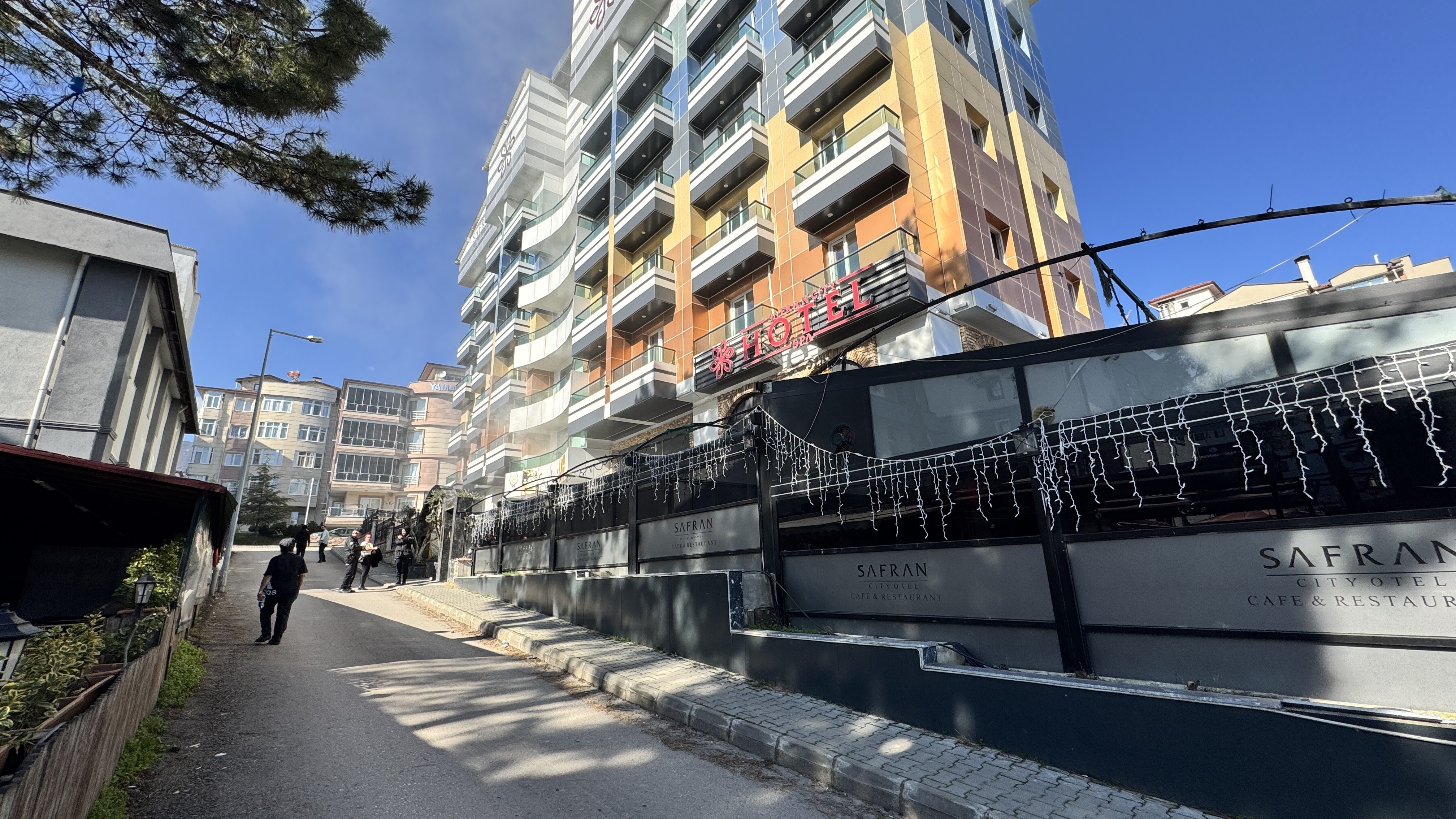 Otelde Yangın Çıktı! 8 Kişi Kurtarıldı 1 Kişi Hastaneye Kaldırıldı! 200