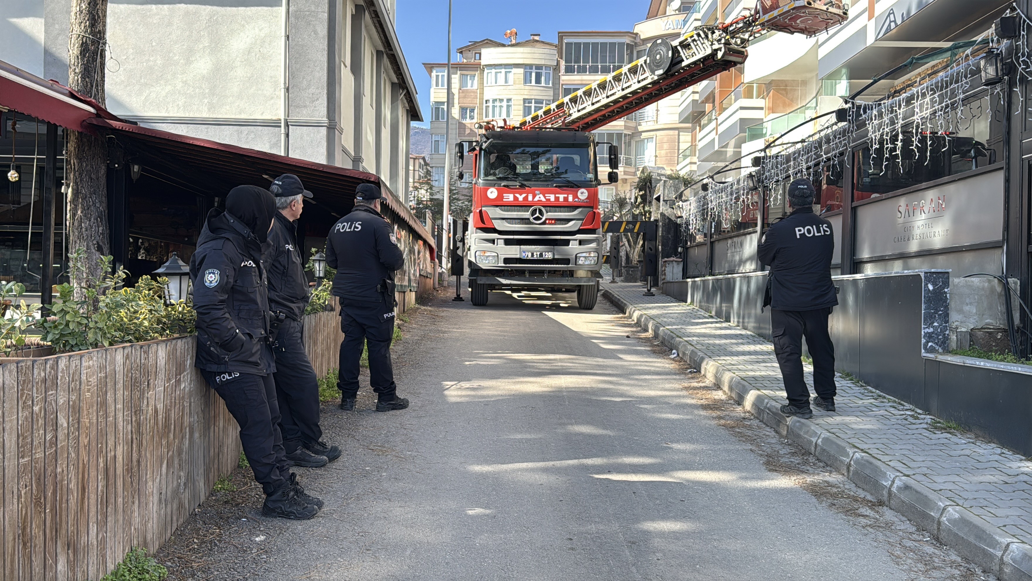 Otelde Yangın Çıktı! 8 Kişi Kurtarıldı 1 Kişi Hastaneye Kaldırıldı! 22