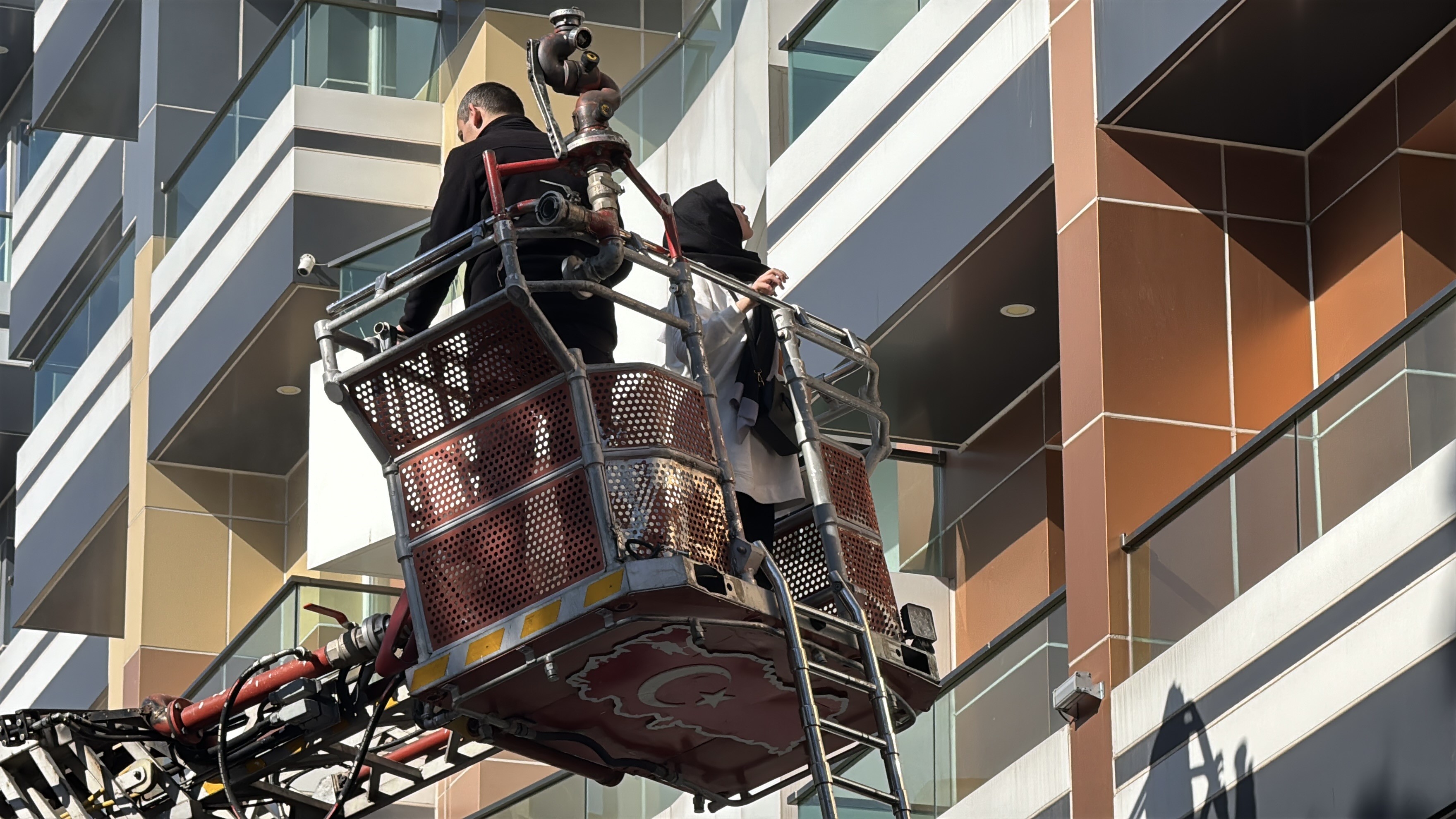 Otelde Yangın Çıktı! 8 Kişi Kurtarıldı 1 Kişi Hastaneye Kaldırıldı! 44