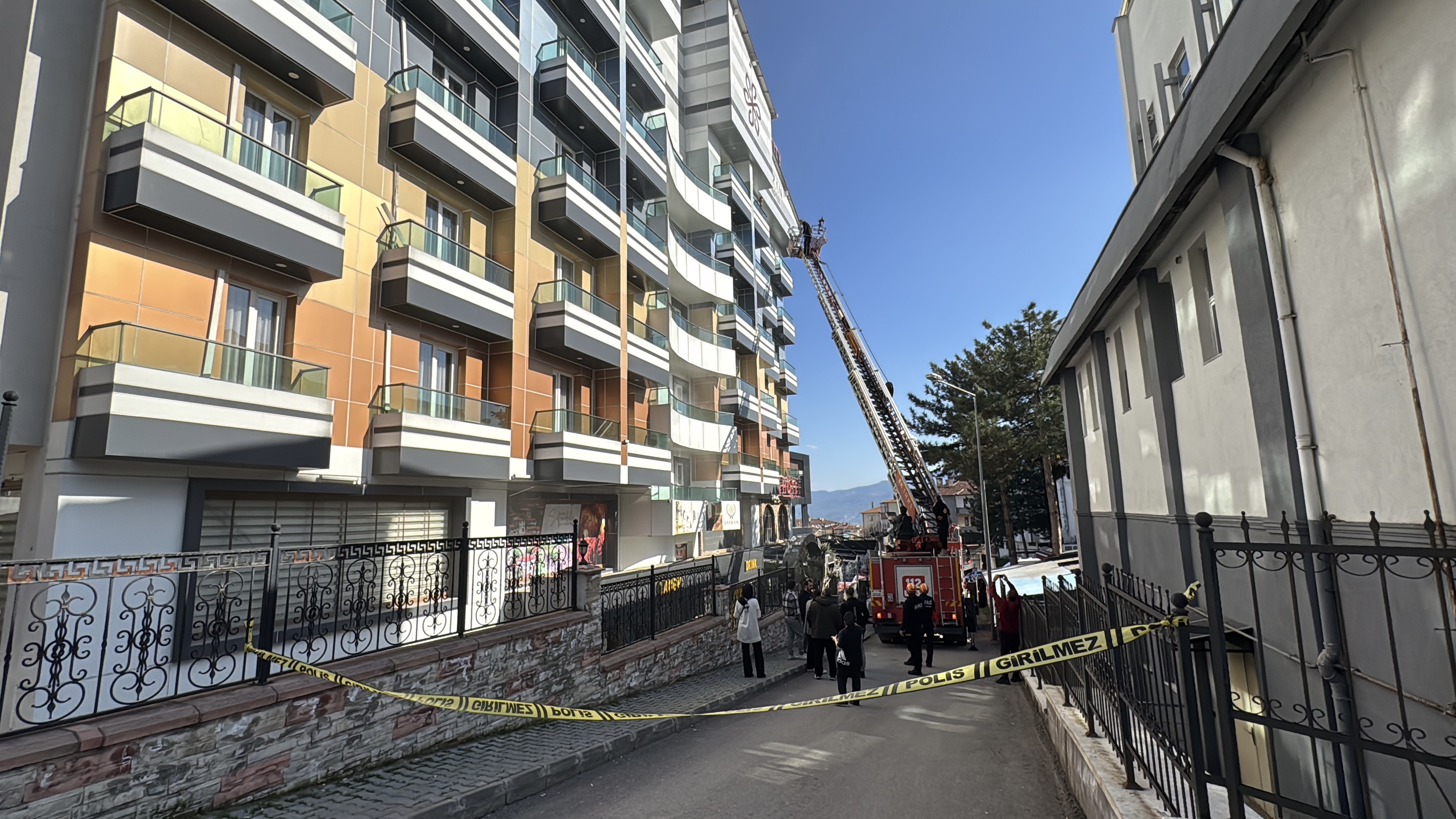 Otelde Yangın Çıktı! 8 Kişi Kurtarıldı 1 Kişi Hastaneye Kaldırıldı! 66