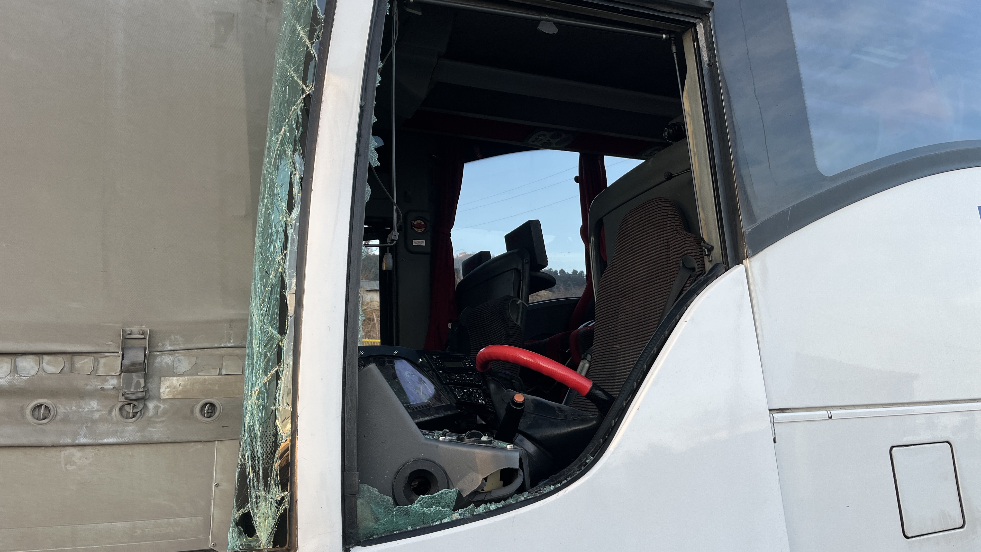 Otobüs Ile Tır Çarpıştı 4 Yaralı3