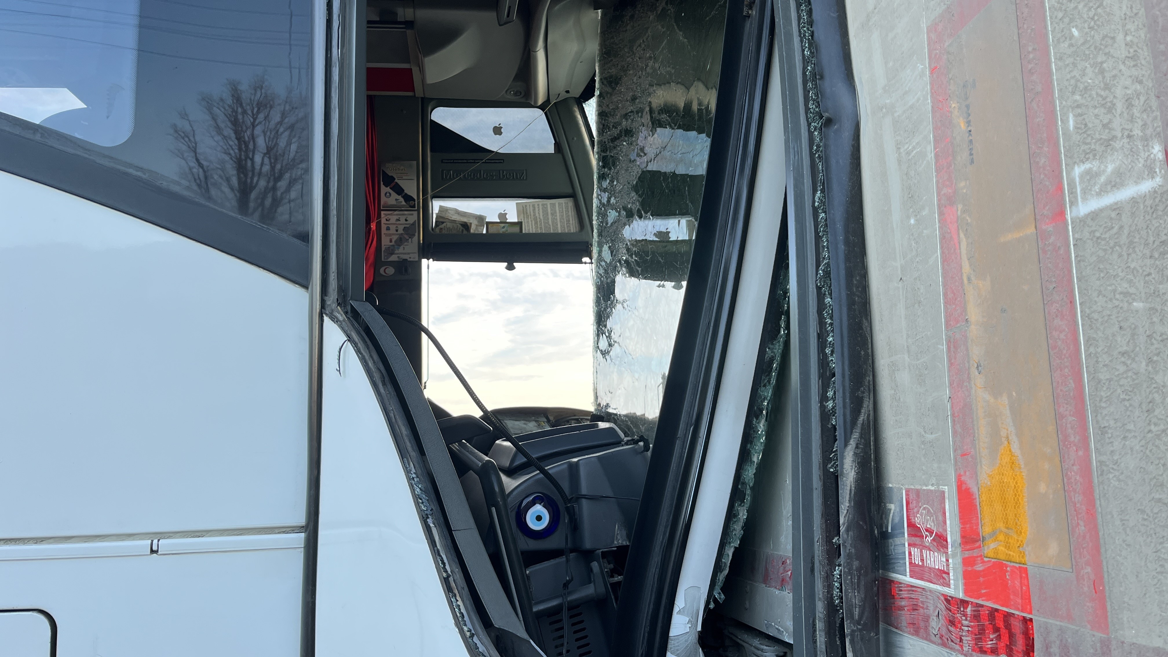 Otobüs Ile Tır Çarpıştı 4 Yaralı6