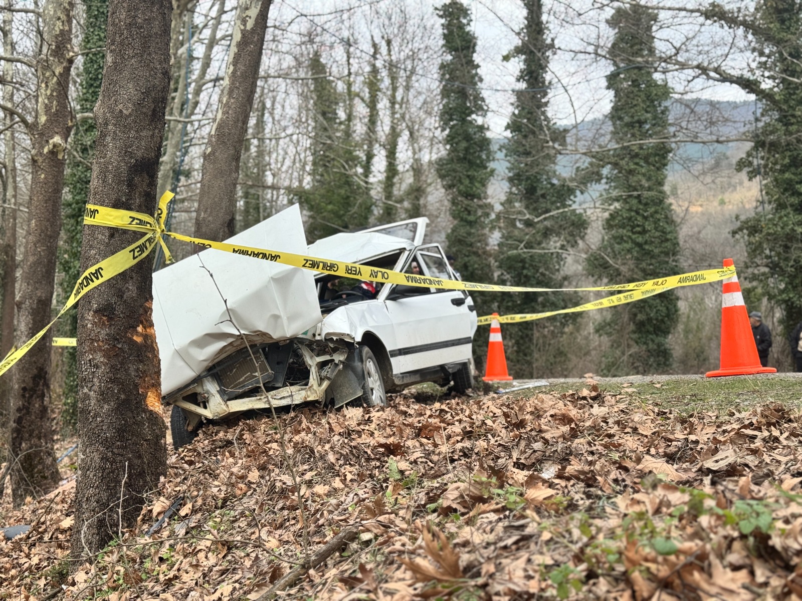 Otomobil Ağaca Çarptı Feci Kazada 1 Ölü, 2 Yaralı! 2