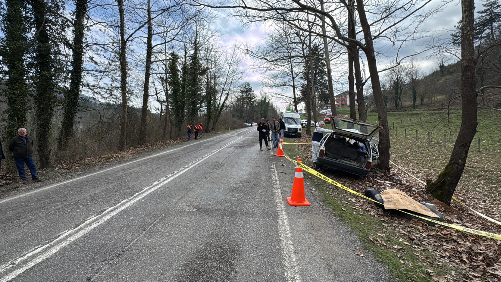 Otomobil Ağaca Çarptı Feci Kazada 1 Ölü, 2 Yaralı! 4