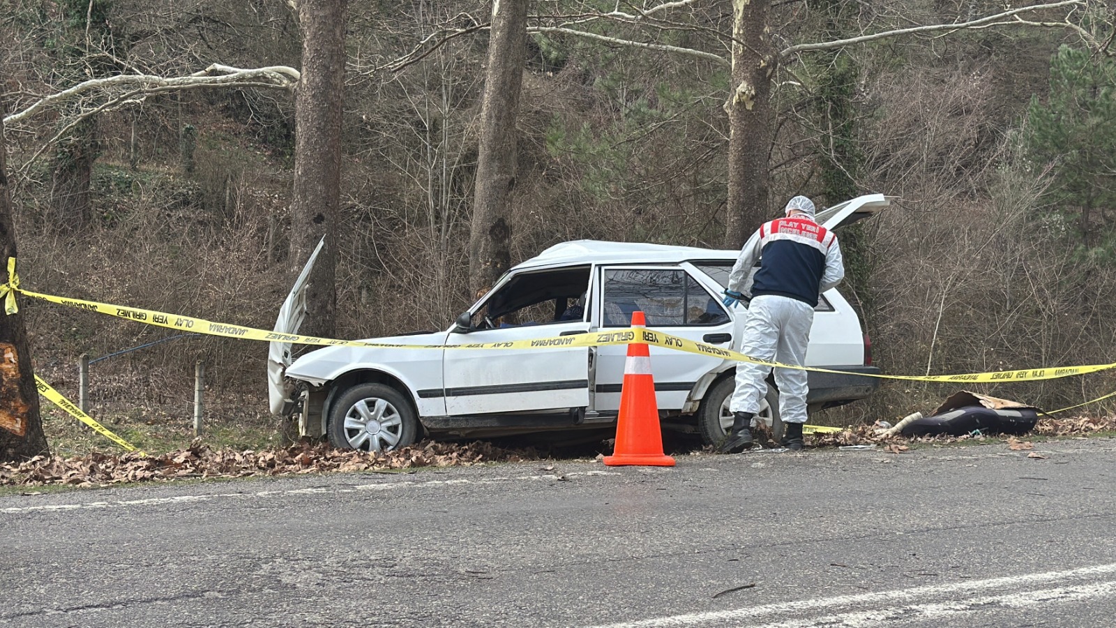 Otomobil Ağaca Çarptı Feci Kazada 1 Ölü, 2 Yaralı! 6