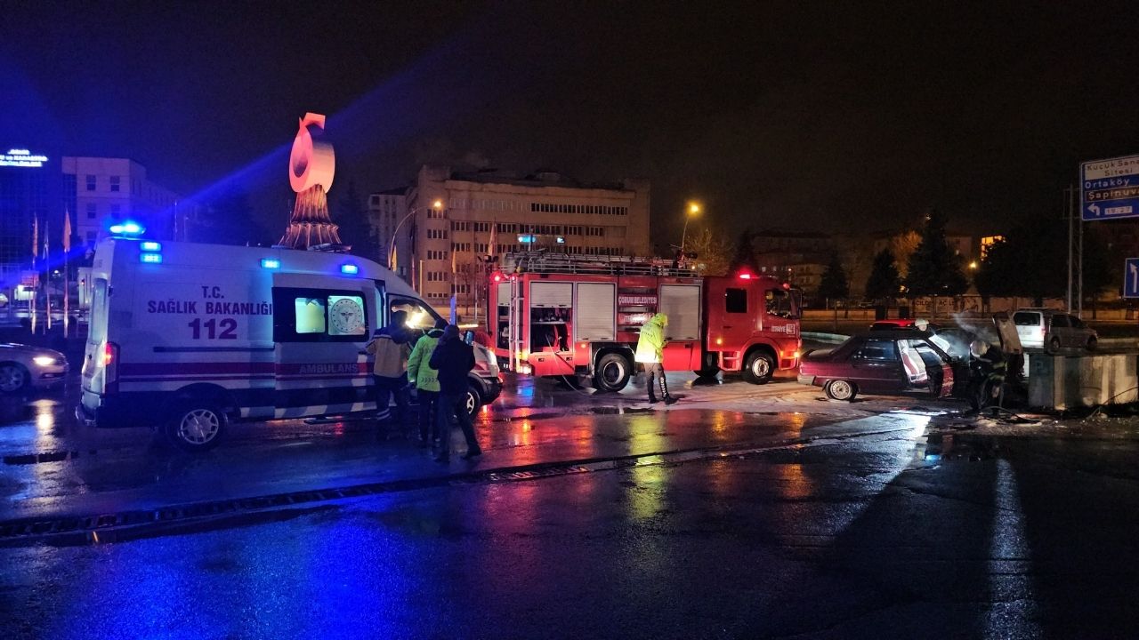 Otomobil Akaryakıt Istasyonu Duvarına Çarptı 2 Yaralı (1)