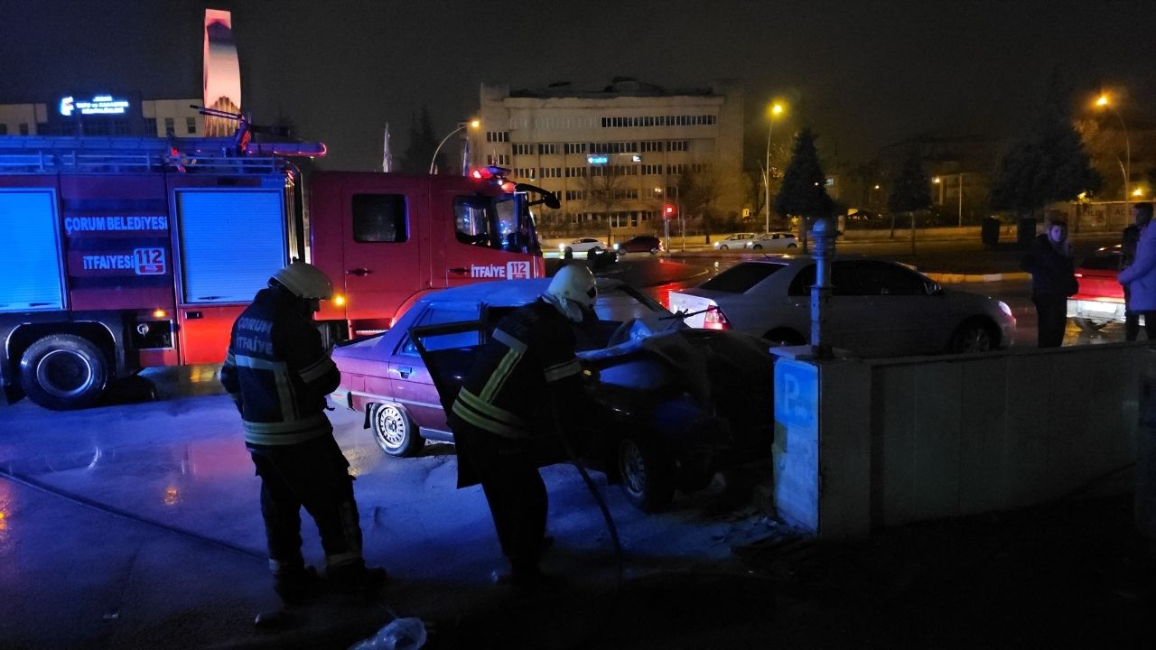 Otomobil Akaryakıt Istasyonu Duvarına Çarptı 2 Yaralı (3)