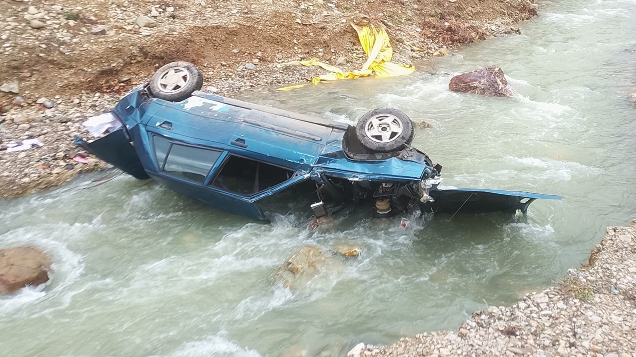 Otomobil Dereye Uçtu Yaralı (1)