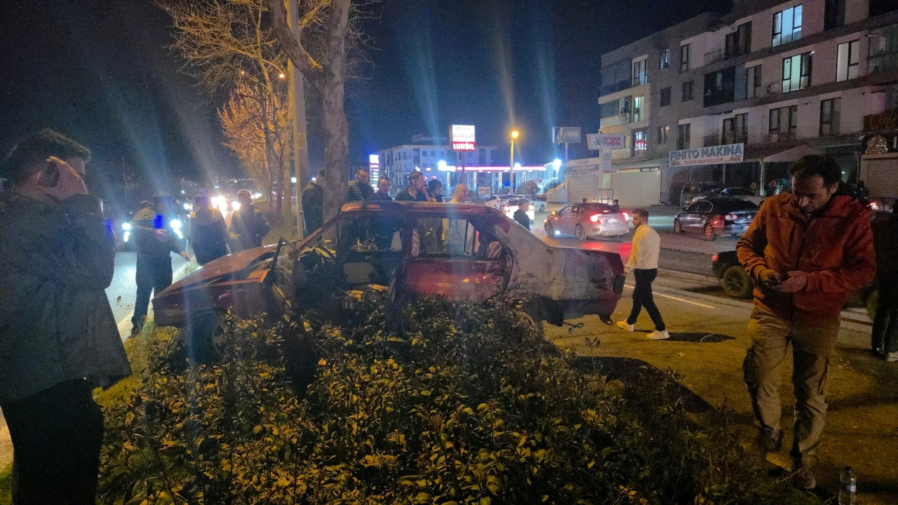Otomobil Refüjdeki Ağaca Çarptı Genç Sürücü Yaralandı (2)