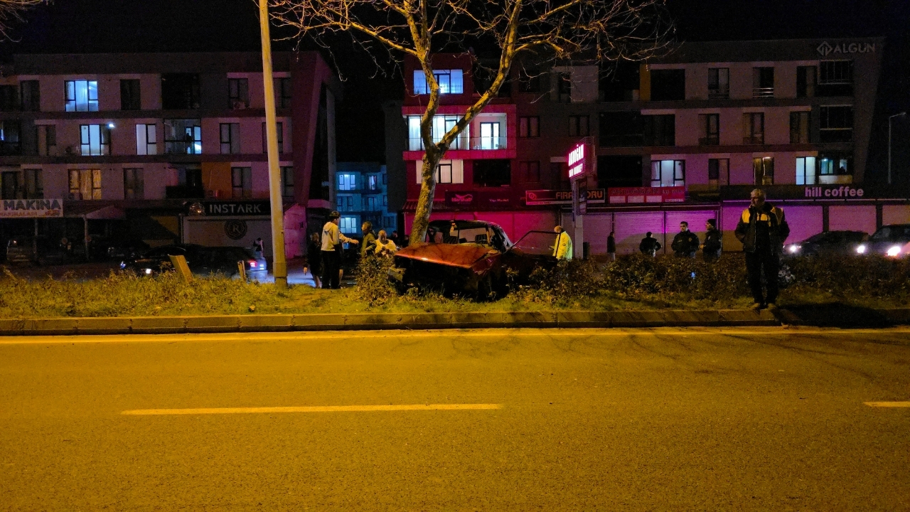 Otomobil Refüjdeki Ağaca Çarptı Genç Sürücü Yaralandı (3)