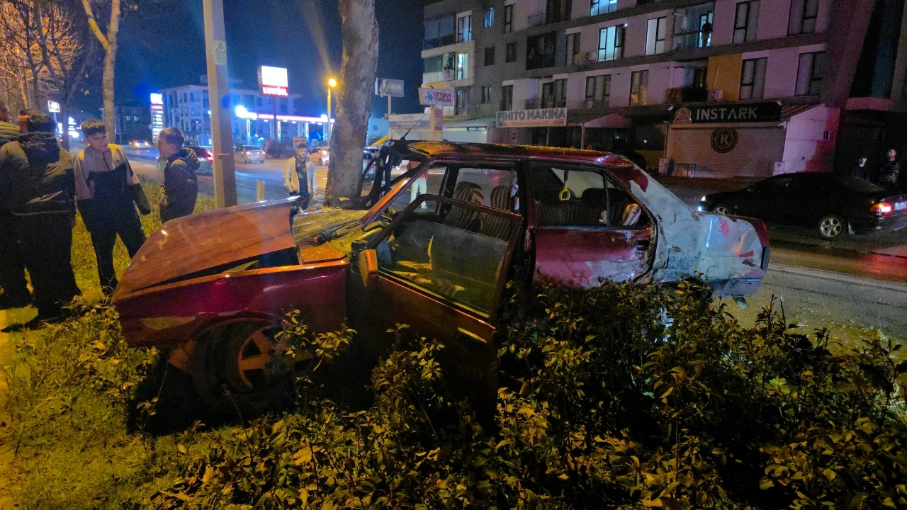 Otomobil Refüjdeki Ağaca Çarptı Genç Sürücü Yaralandı (4)