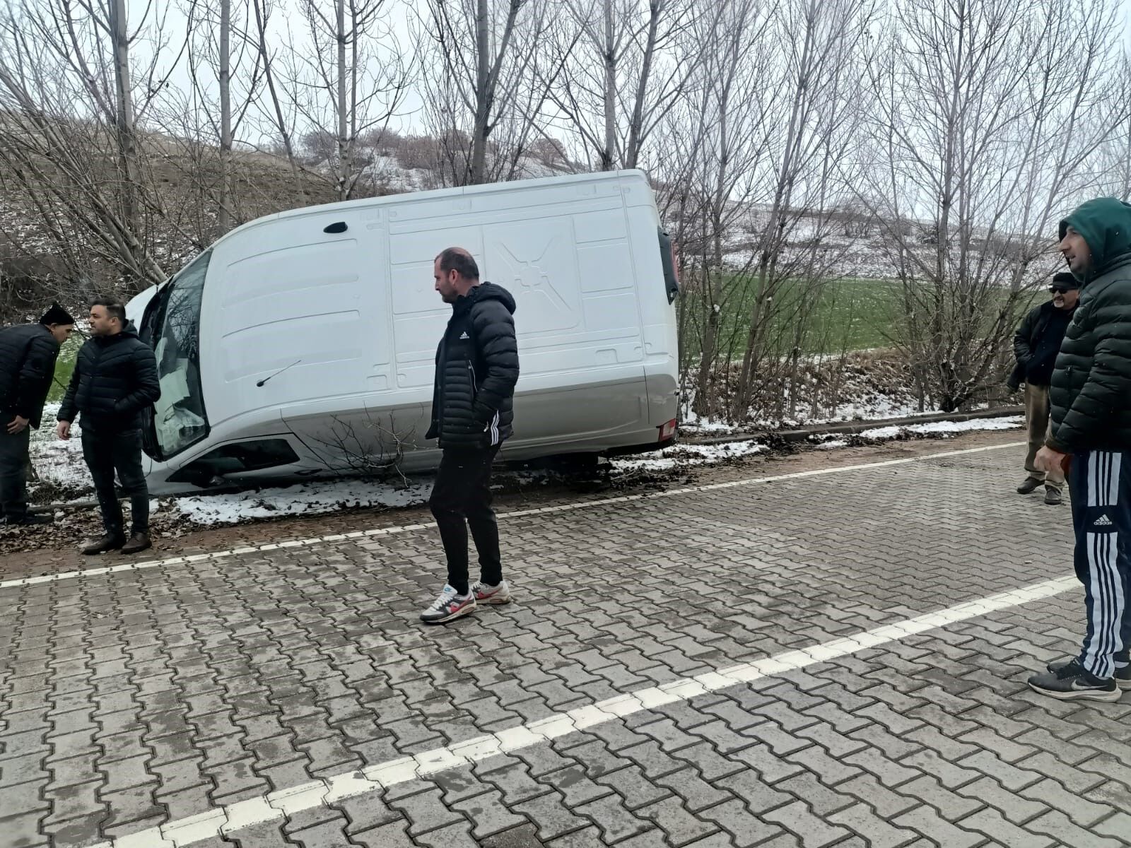 Panelvan Araç Yan Yattı Kazada 1 Kişi Yaralandı 8888