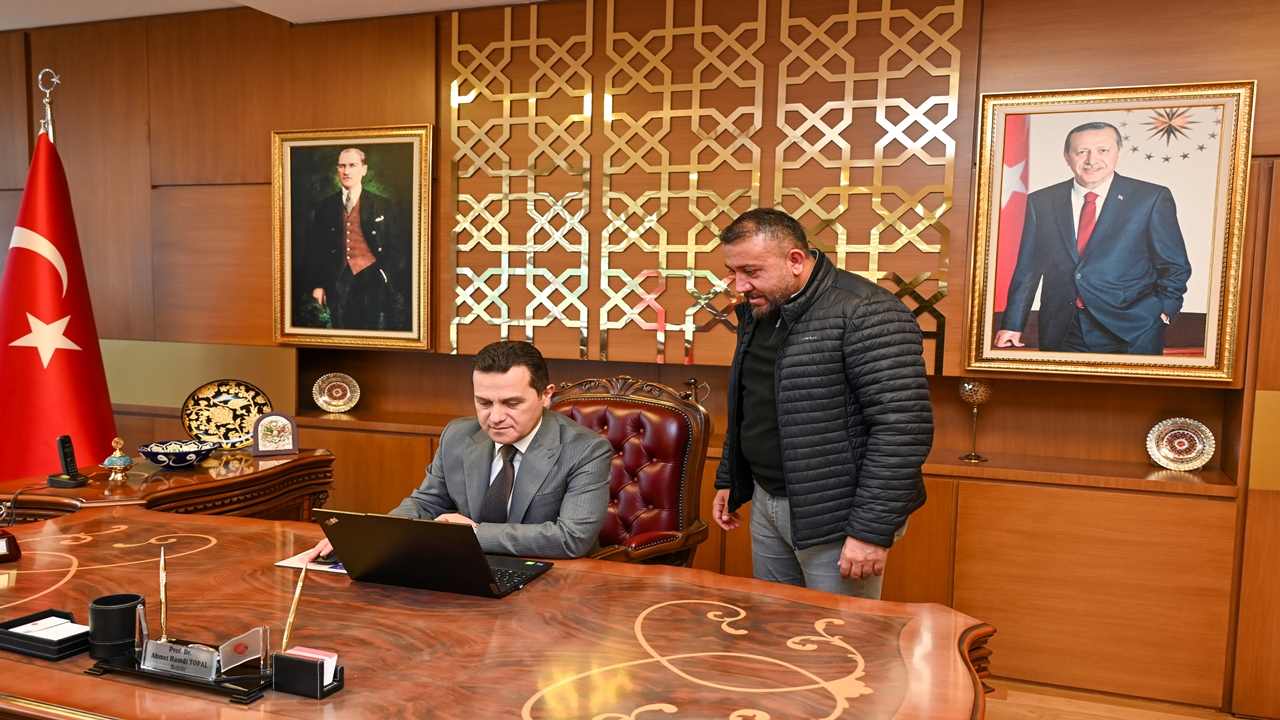 Rektör Hamdi Topal (1)