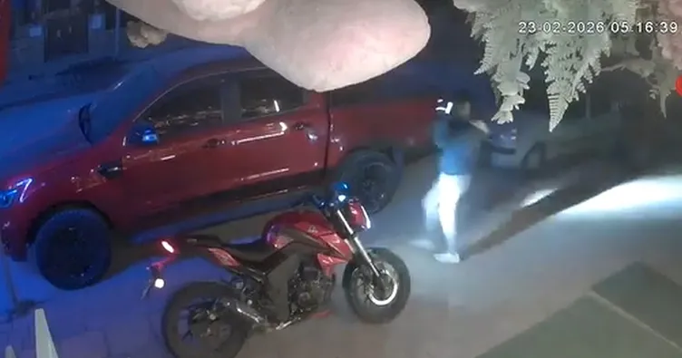 Şaşırtan Hırsızlık Motosikletli İki Kişi Peluş Ayıcığı Çaldı