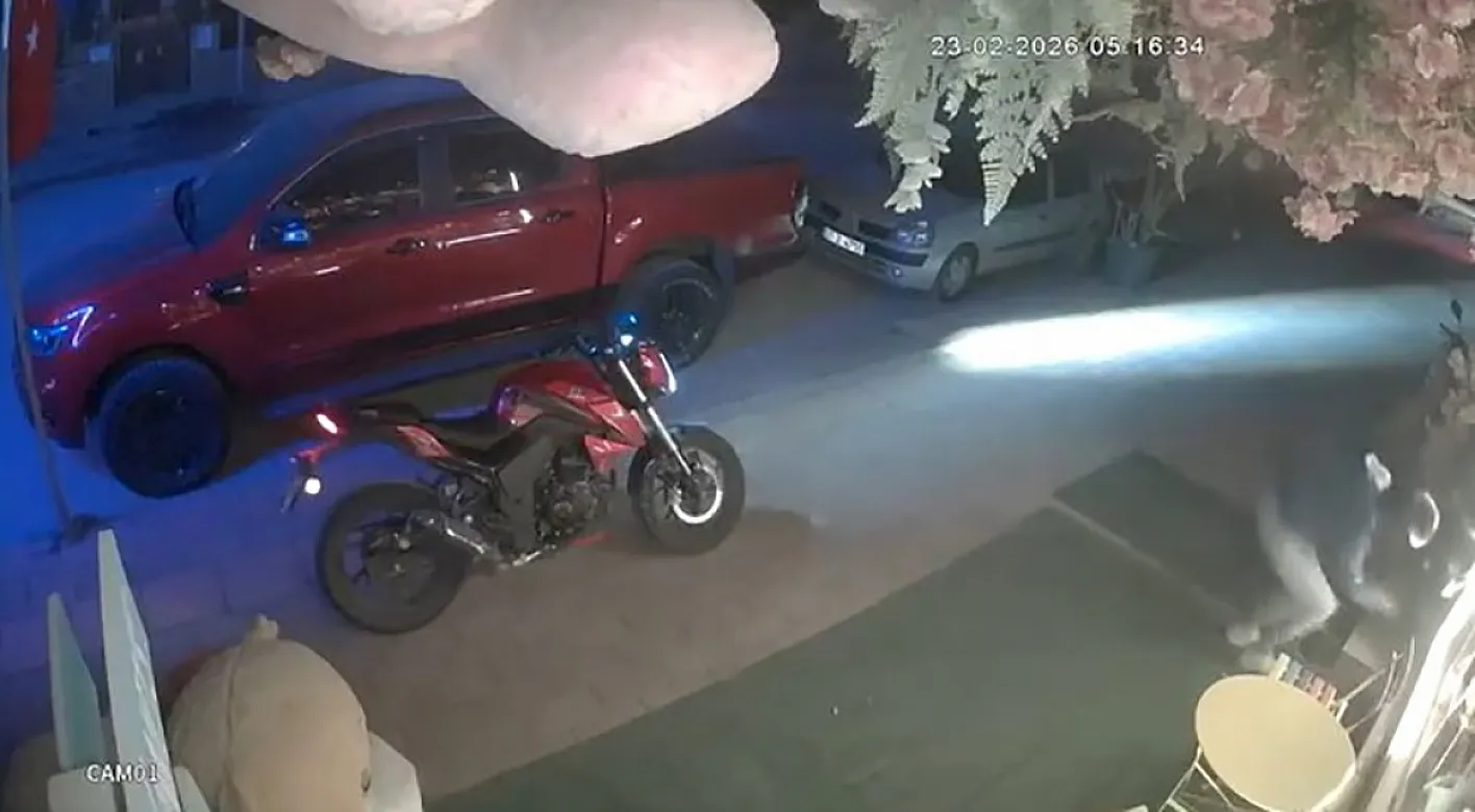 Şaşırtan Hırsızlık Motosikletli İki Kişi Peluş Ayıcığı Çaldıq