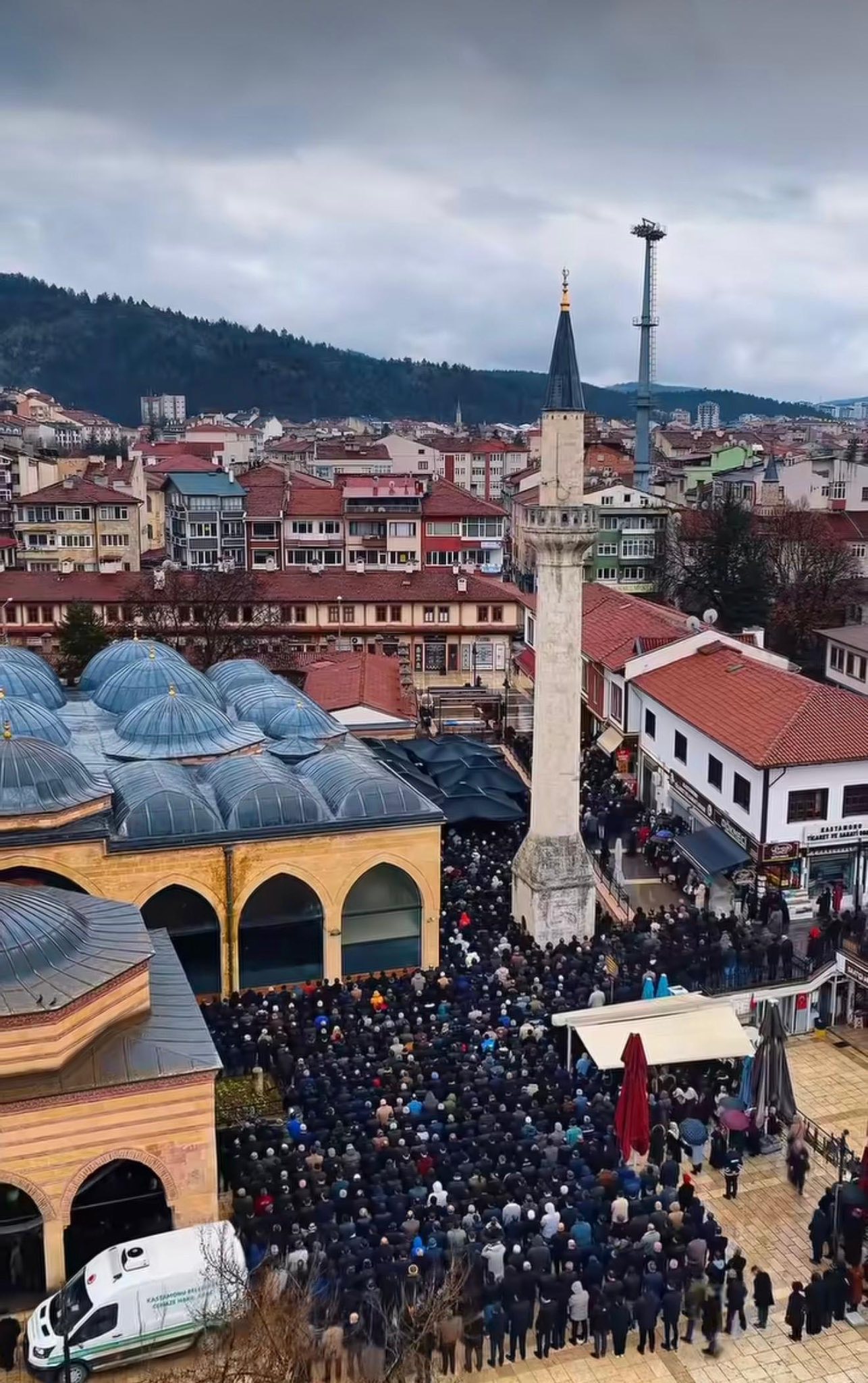 Serap Ekmekçi’den Nasrullah Camii’nde Hüseyin Ekici’ye Veda1