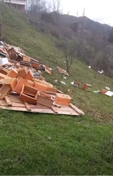 Şiddetli Rüzgar Kovanları Parçaladı, Zarar Büyük1