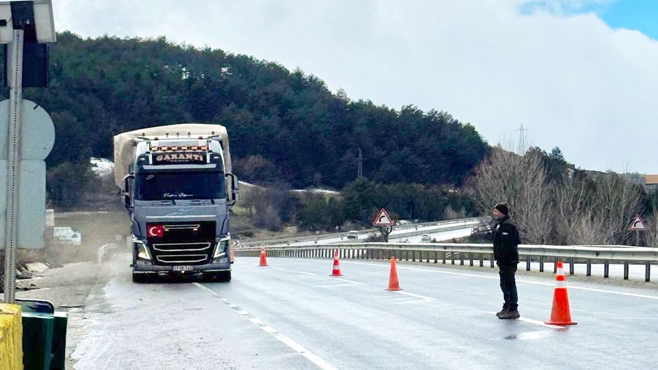 Tomruk Yüklü Kamyonlar Durduruldu (4)