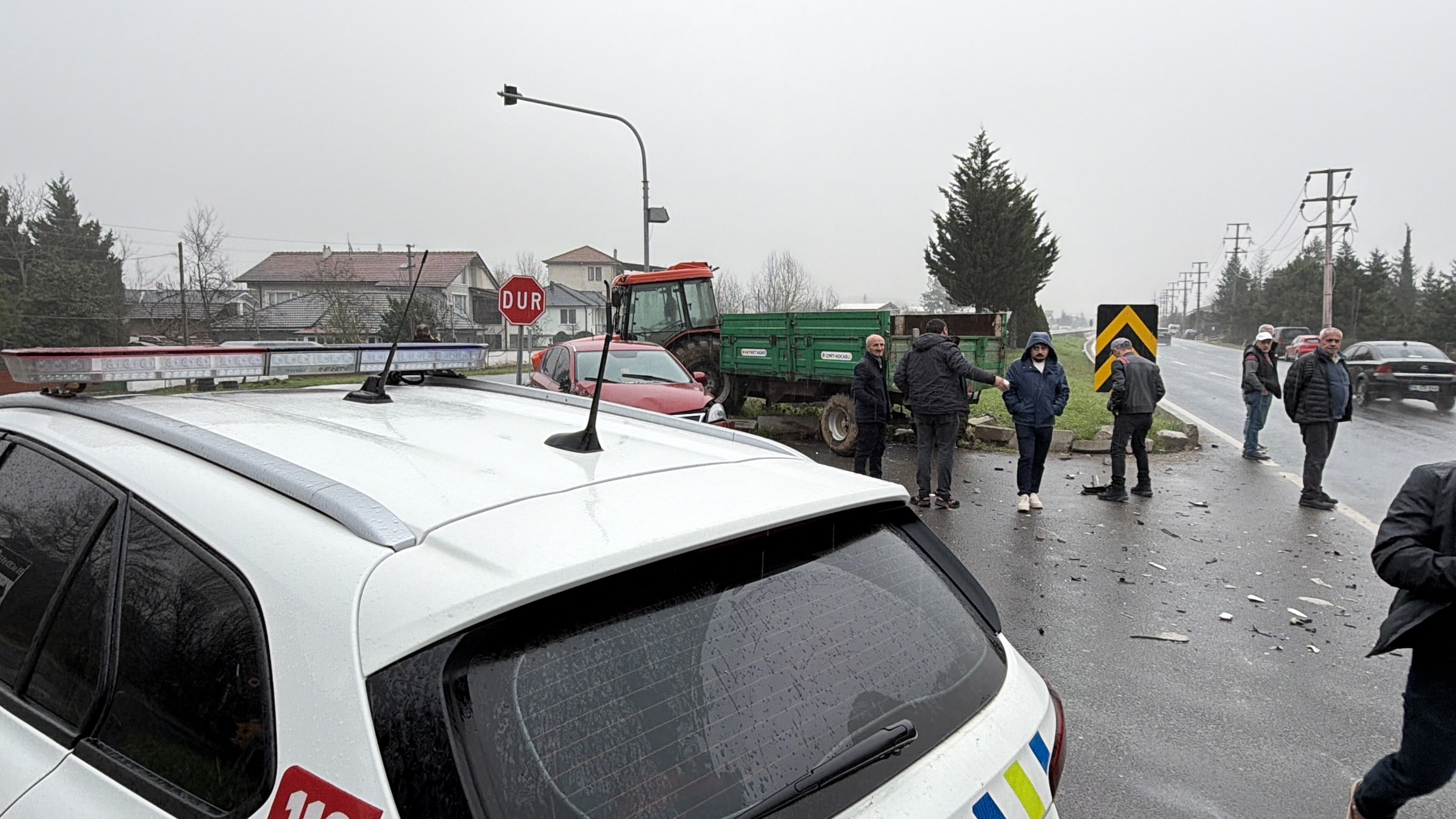 Traktör Ile Otomobil Çarpıştı Feci Kazada 2 Kişi Yaralandı 24