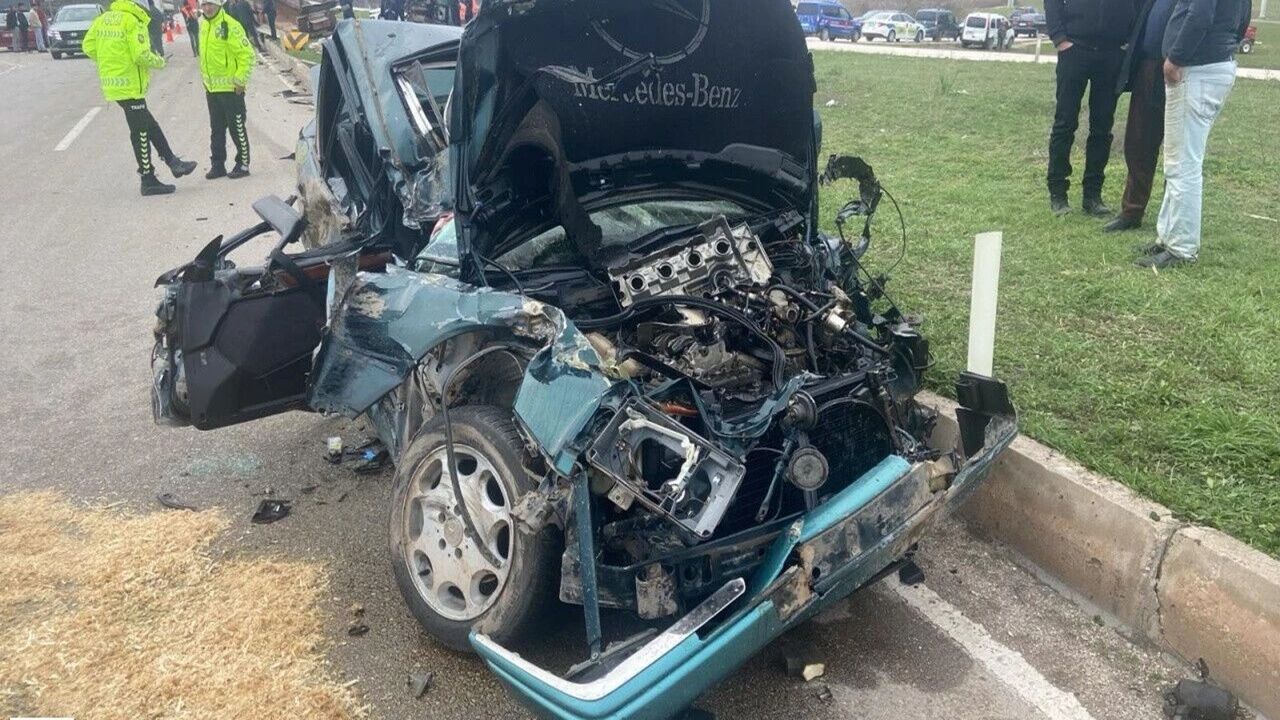 Traktör Otomobil Çarpıştı Feci Kaza 4 Yaralı (1)