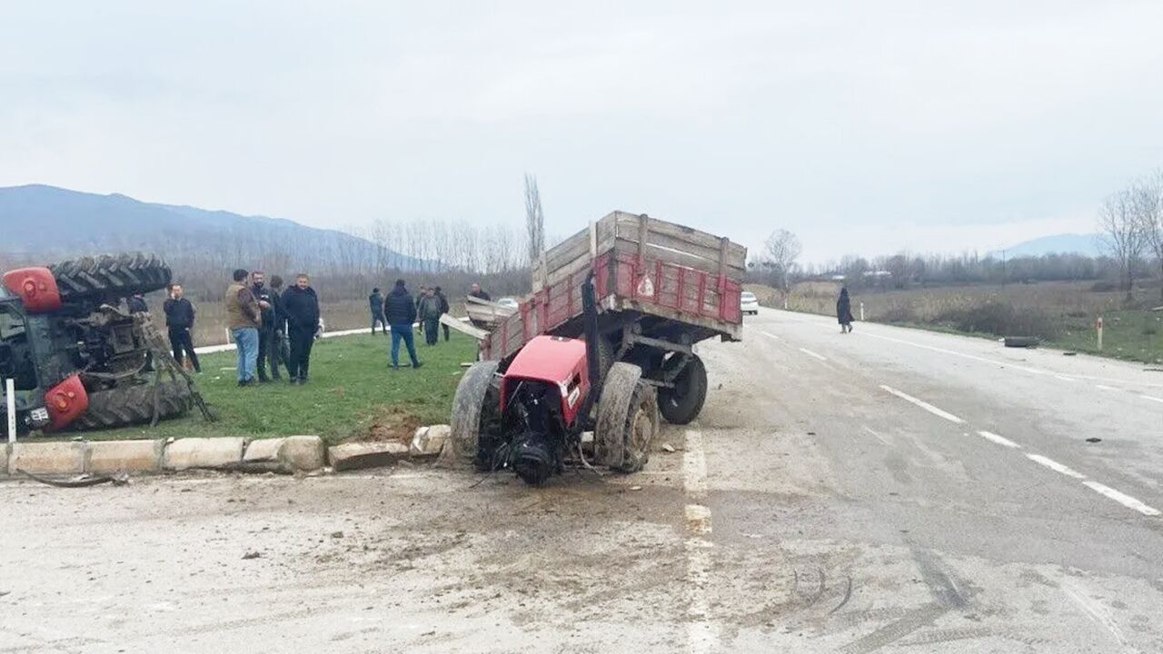 Traktör Otomobil Çarpıştı Feci Kaza 4 Yaralı (4)