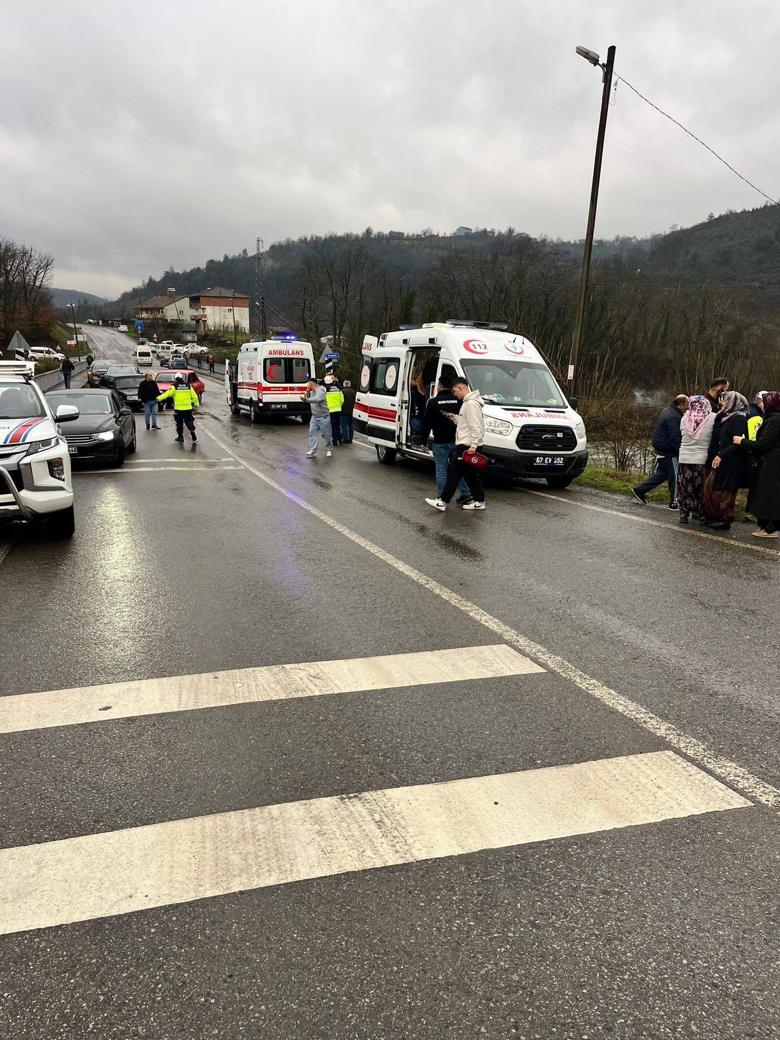 Üç Araç Birbirine Girdi; 1'I Şarampole Yuvarlandı1