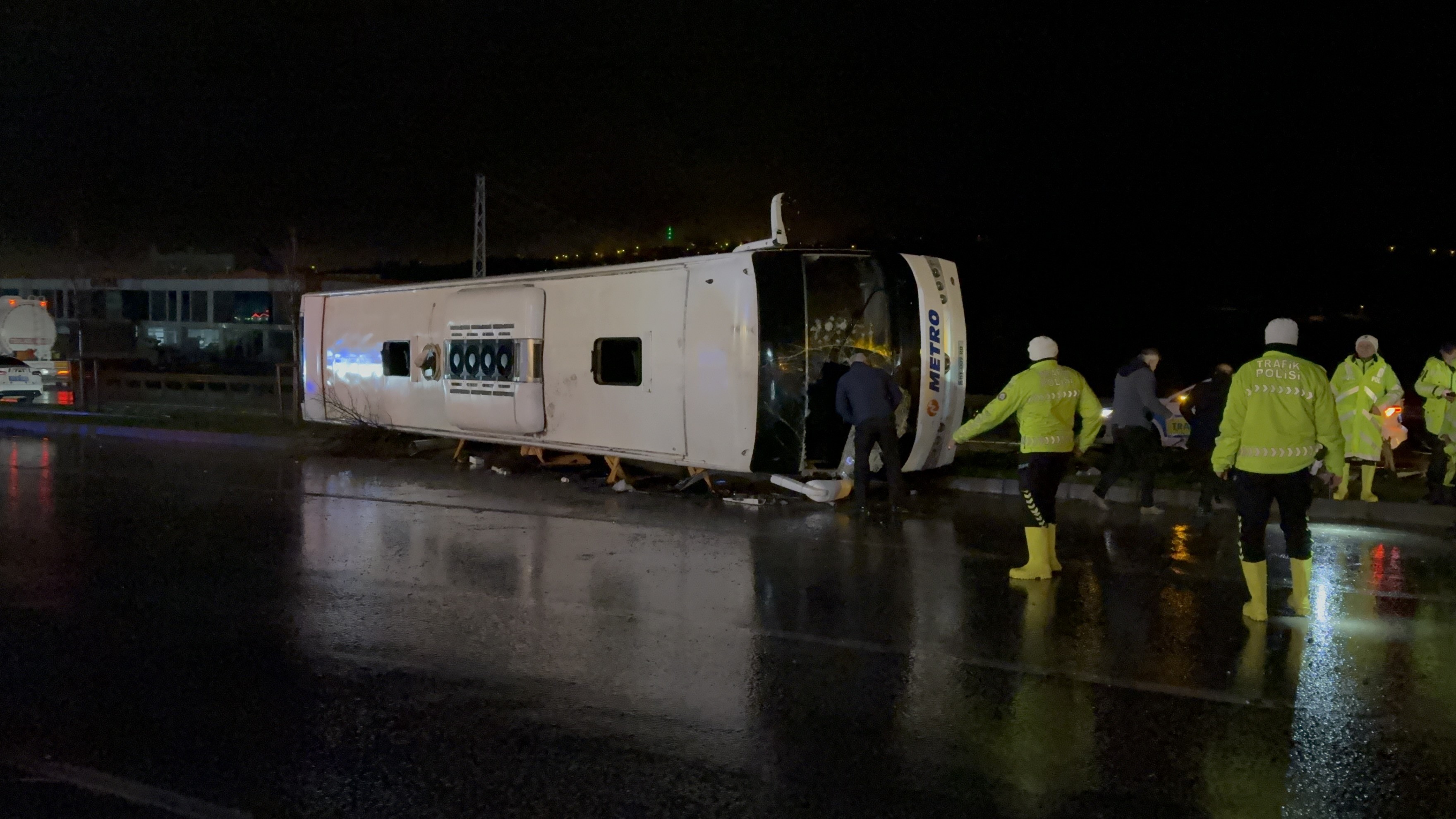 Yolcu Otobüsü Devrildi! 7 Kişi Yaralandı Feci Kaza Kameraya Yansıdı! 13