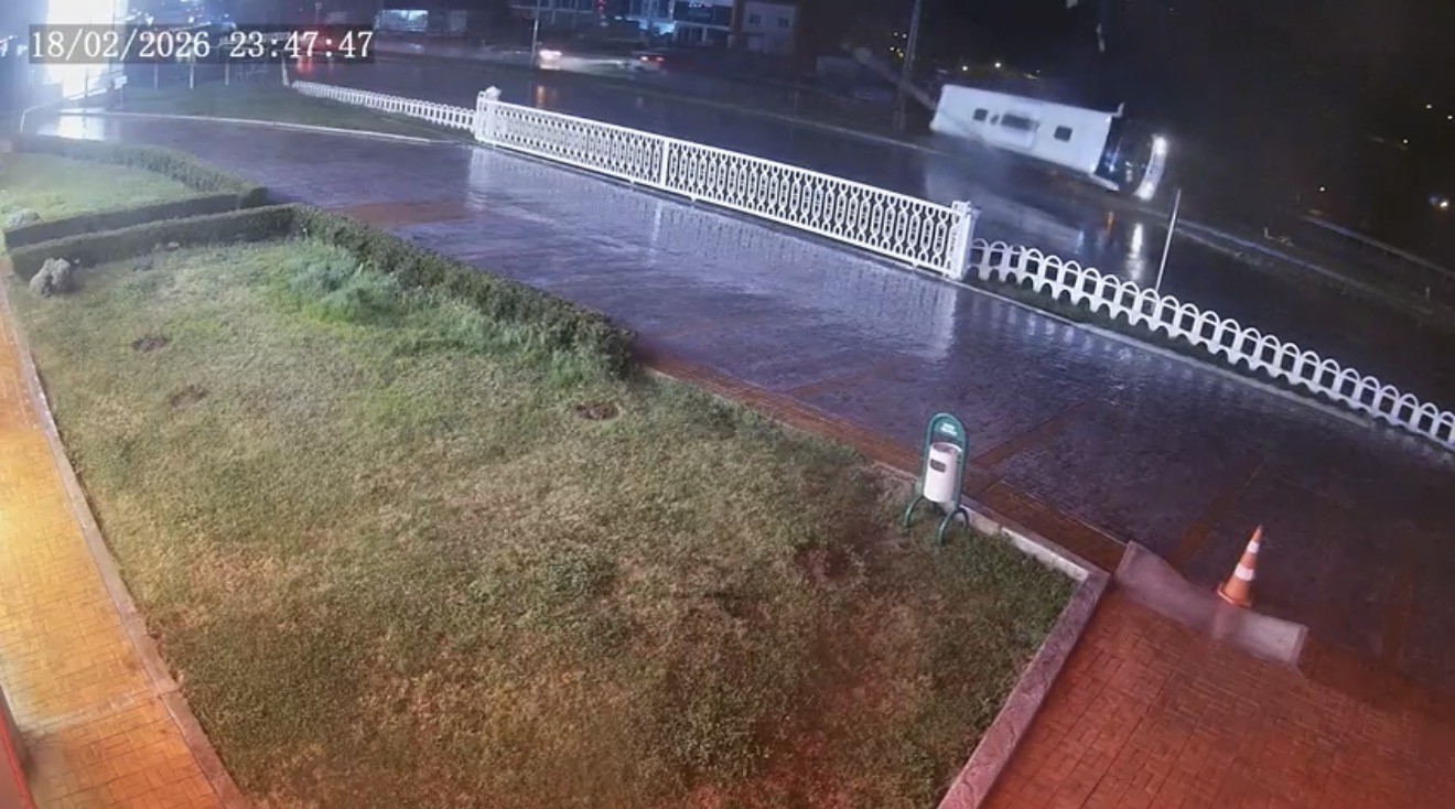 Yolcu Otobüsü Devrildi! 7 Kişi Yaralandı Feci Kaza Kameraya Yansıdı! 14