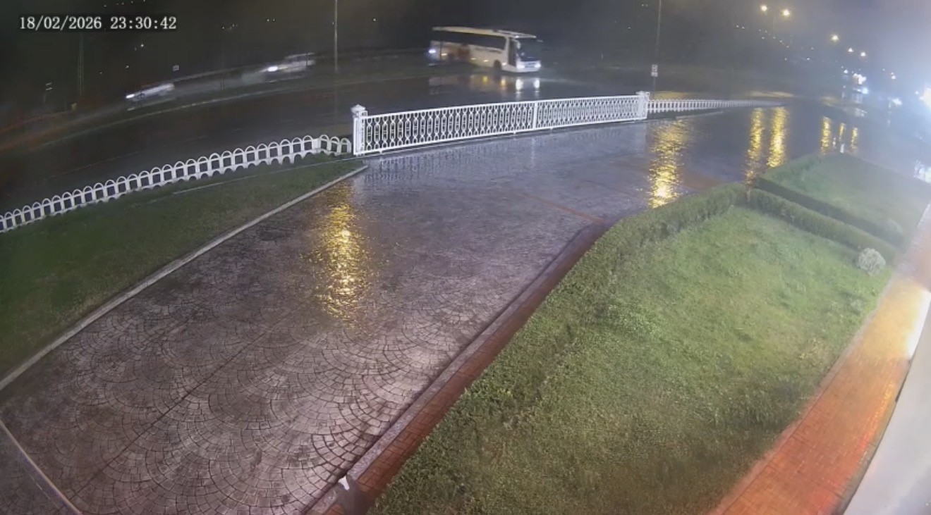 Yolcu Otobüsü Devrildi! 7 Kişi Yaralandı Feci Kaza Kameraya Yansıdı! 15