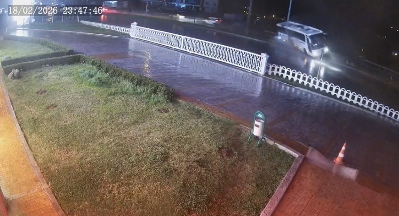 Yolcu Otobüsü Devrildi! 7 Kişi Yaralandı Feci Kaza Kameraya Yansıdı! 16